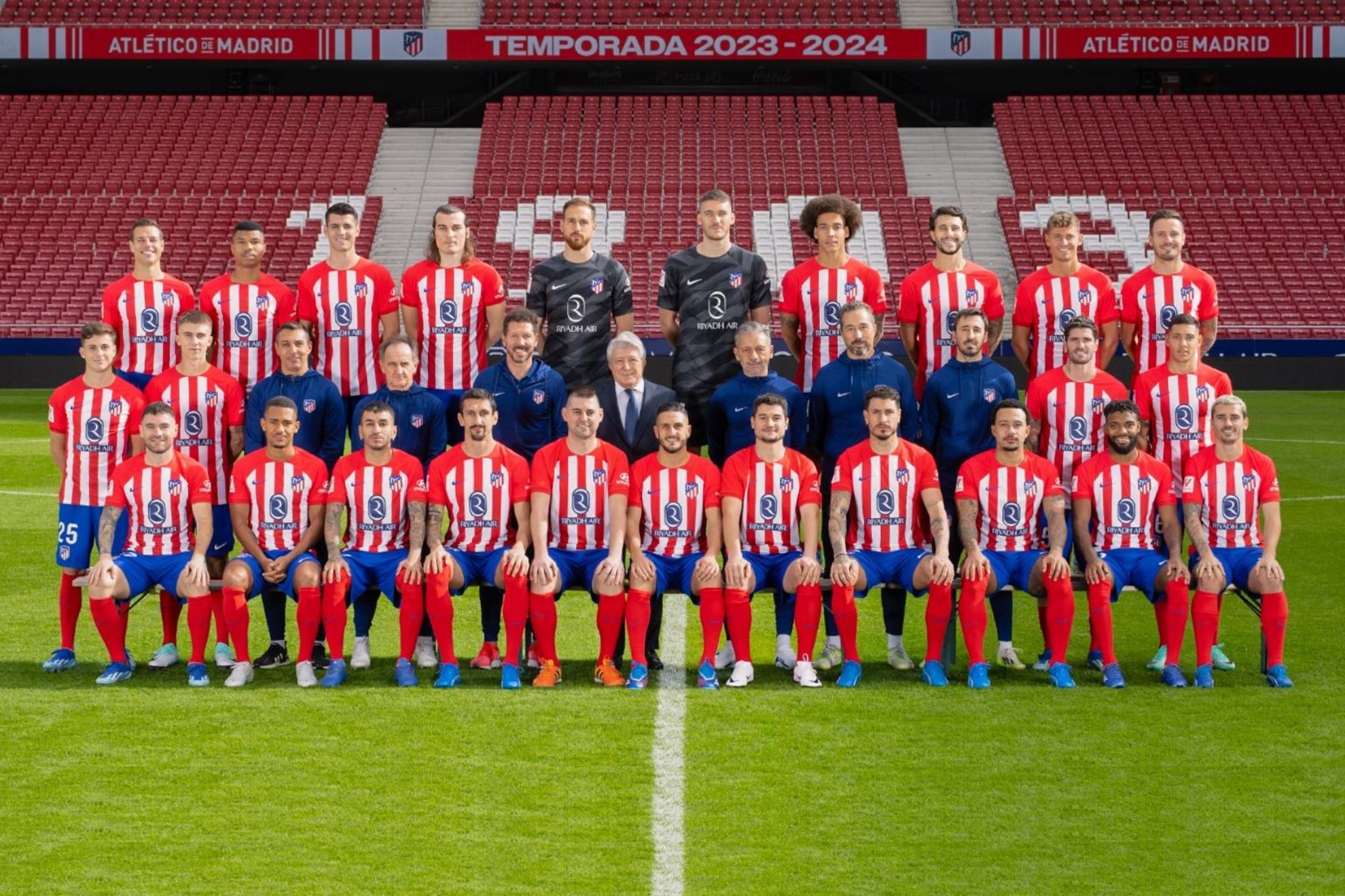Two Atletico Madrid Fan Token holders 'sneak' into the official team picture
