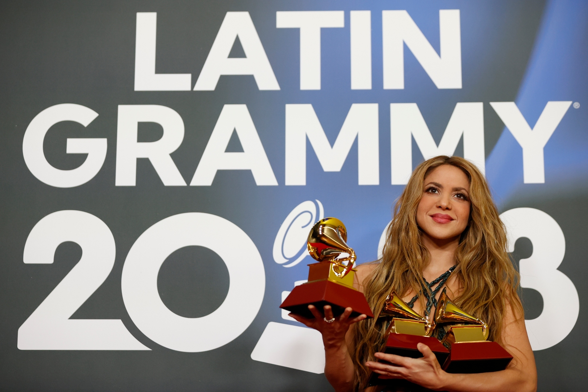 Shakira con sus tres Latin Grammy. EFE