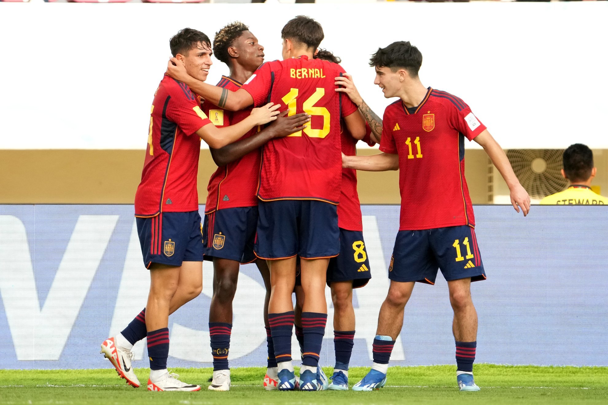 Los jugadores de España celebran un gol ante Uzbekistán.