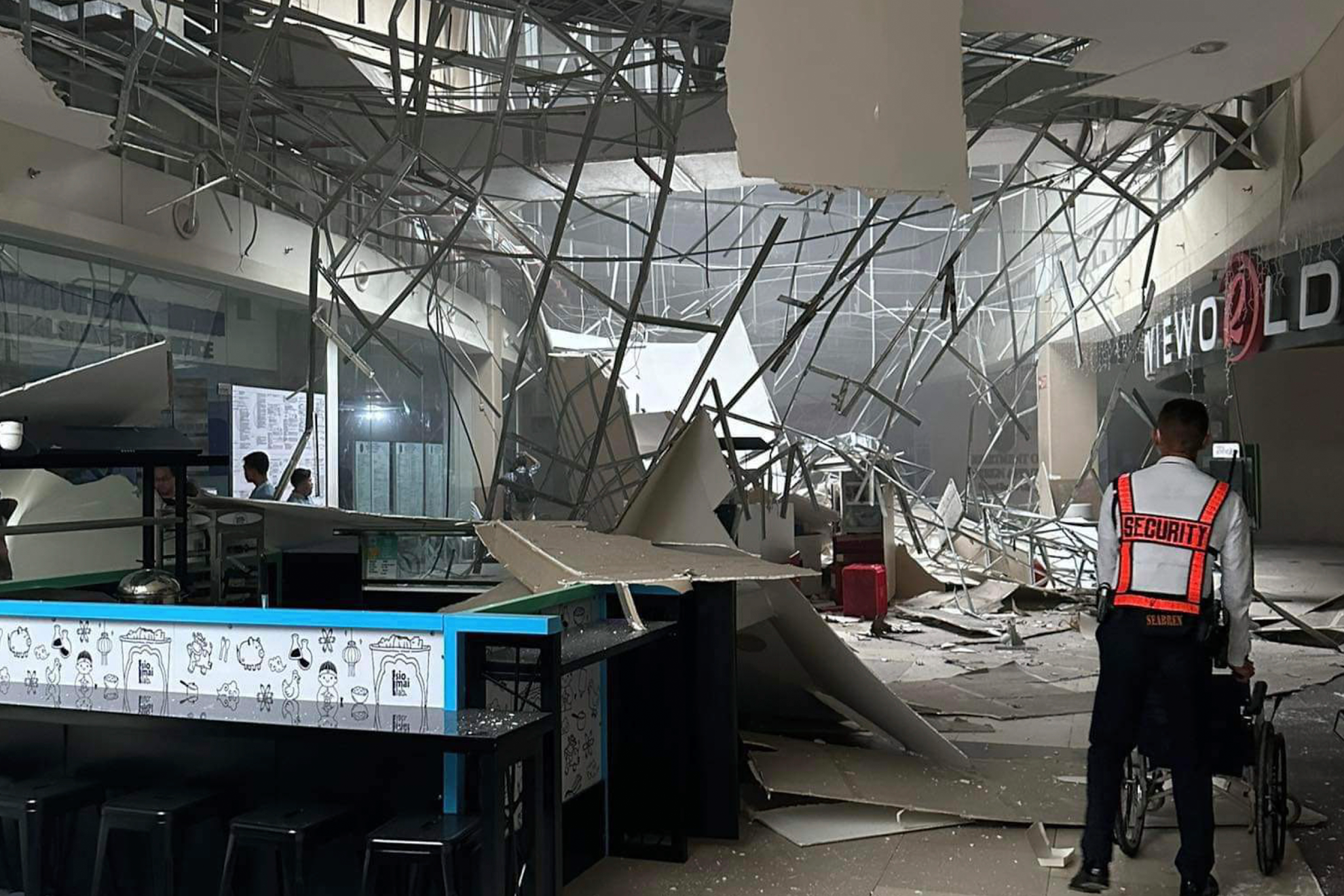 South Philippines struck by 6.7 magnitude earthquake ...footage shows how it destroyed shopping mall