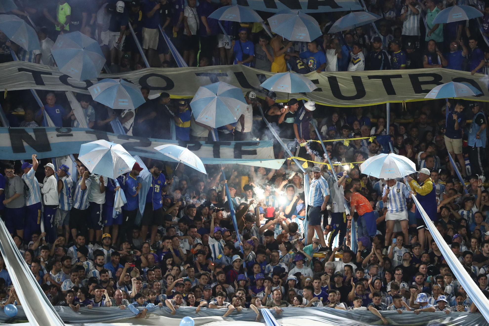 Aficionados de Argentina en las gradas de 'La Bombonera' durante el duelo ante Uruguay.