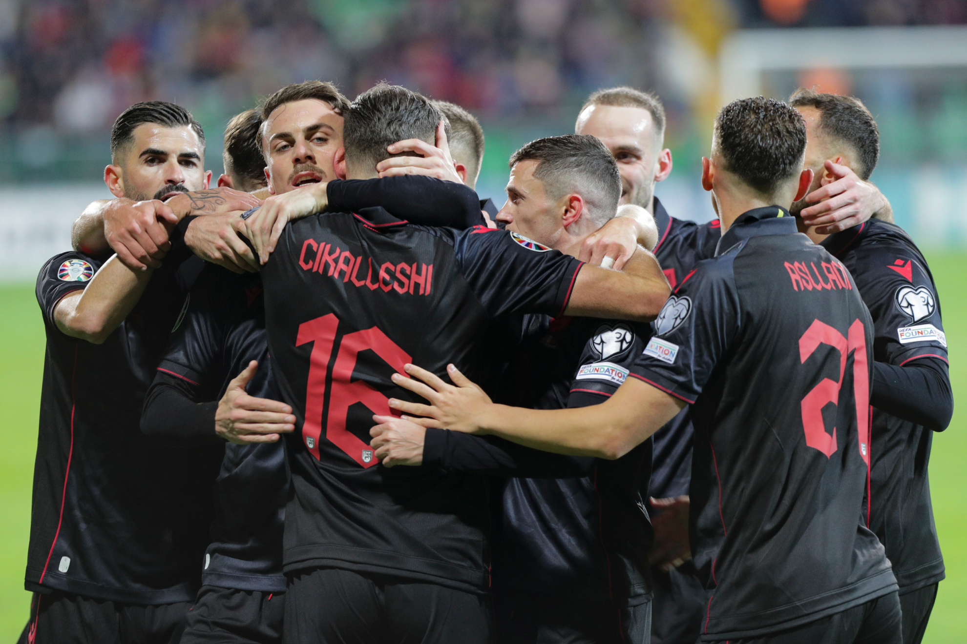Los jugadores de Albania celebran el gol ante Moldavia