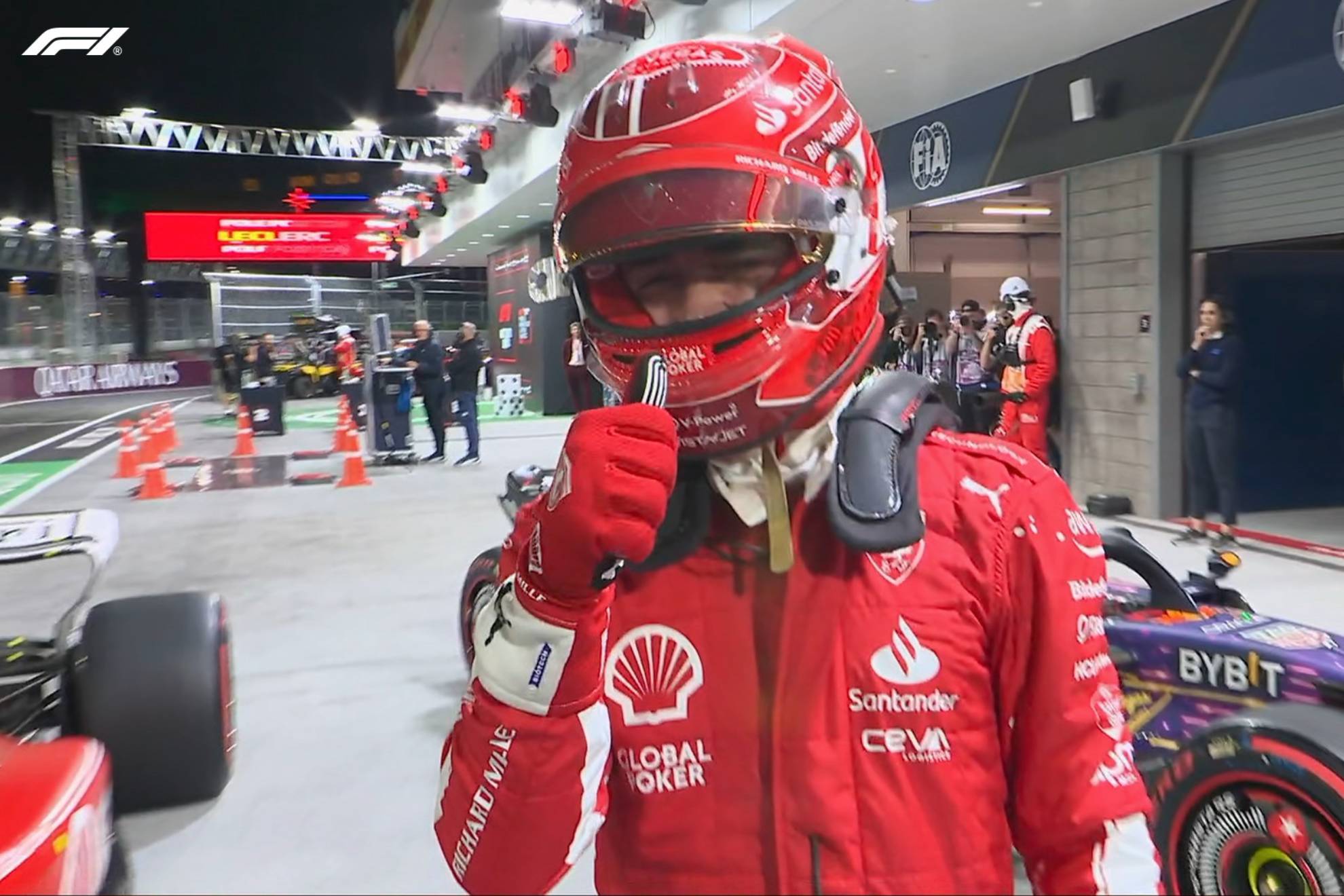 Leclerc celebra la pole, la quinta esta temporada, en el GP de Las Vegas 2023.