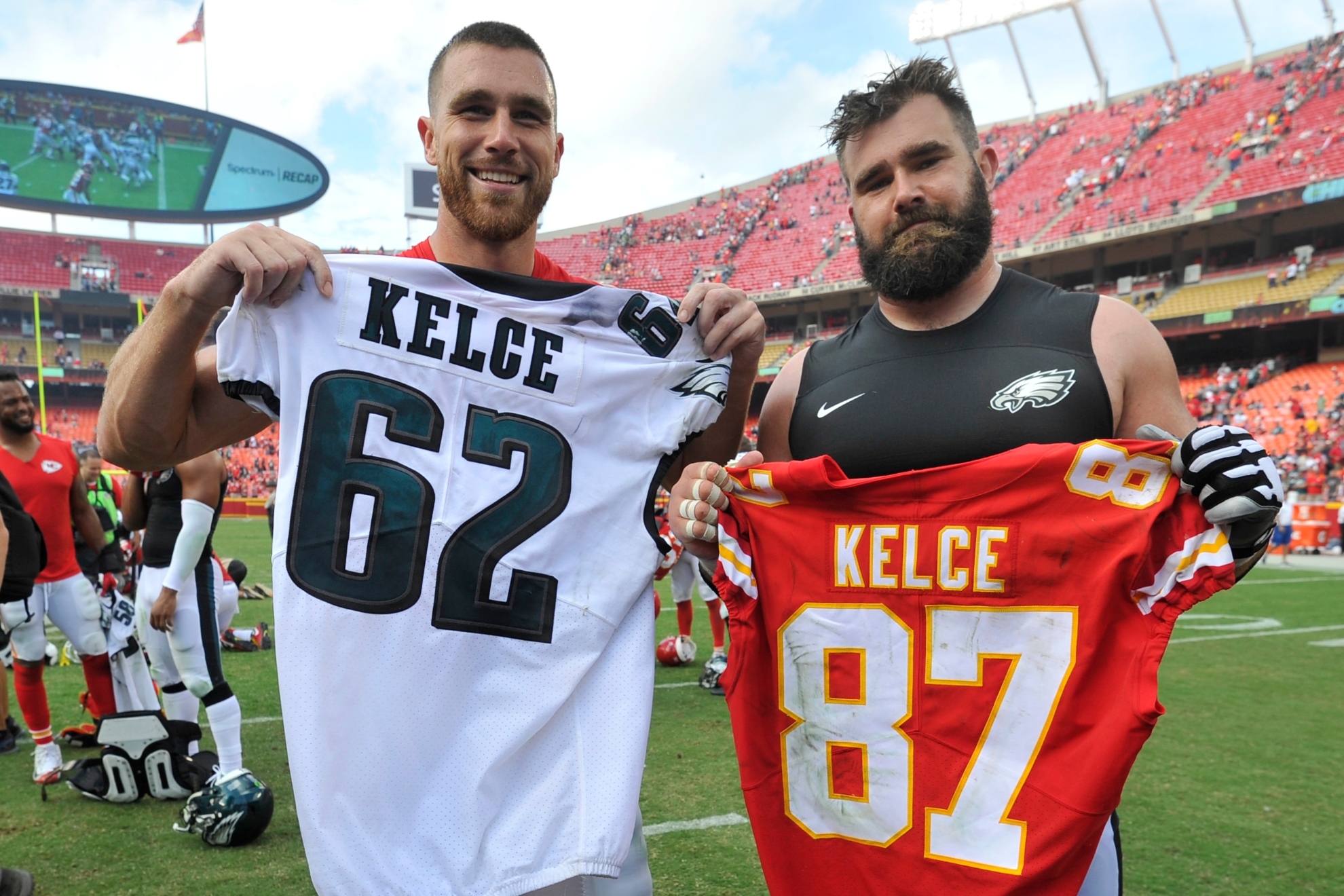 Travis Kelce (izquierda) y Jason Kelce (derecha), los hermanos más conocidos de la NFL