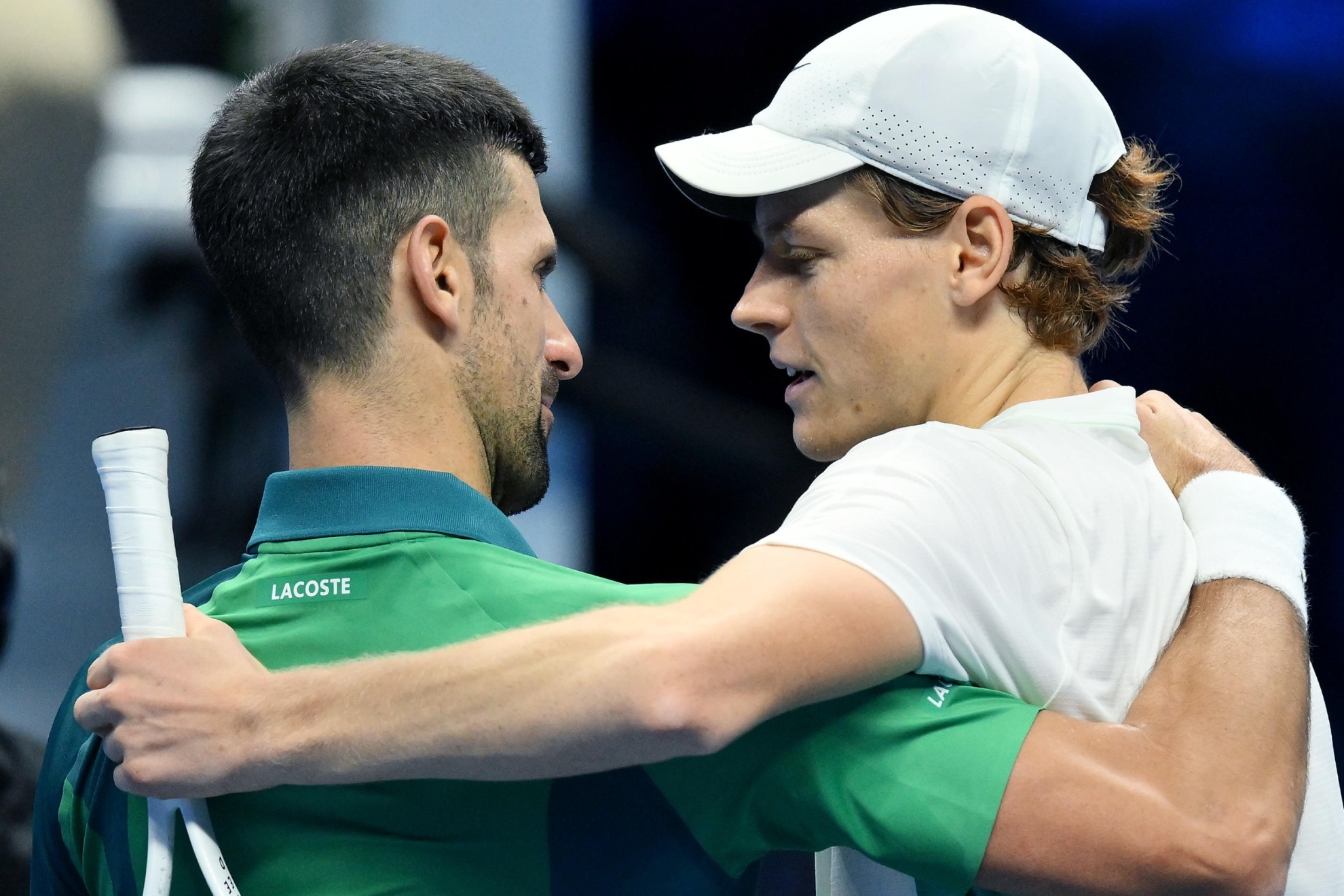 Djokovic y Sinner se abrazan en la red