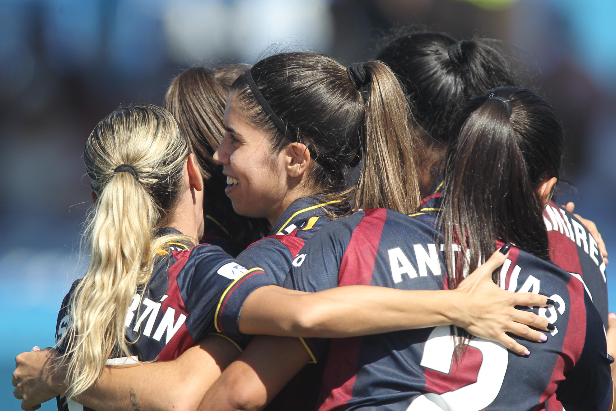 Alba Redondo celebra con sus compañeras el gol anotado en Tenerife / Liga F