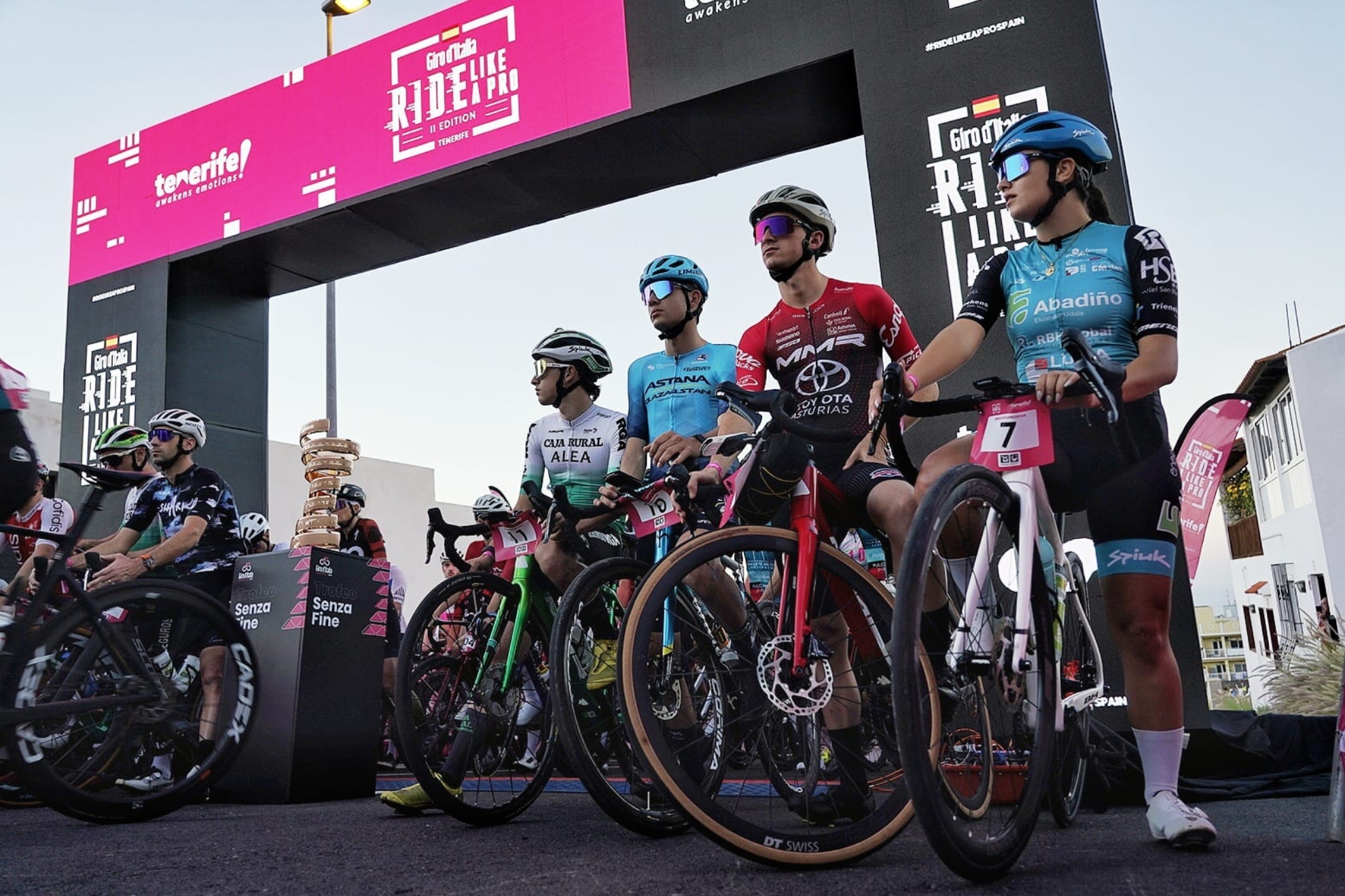 Salida de la primera etapa del II Giro Ride Like a Pro Tenerife en Adeje