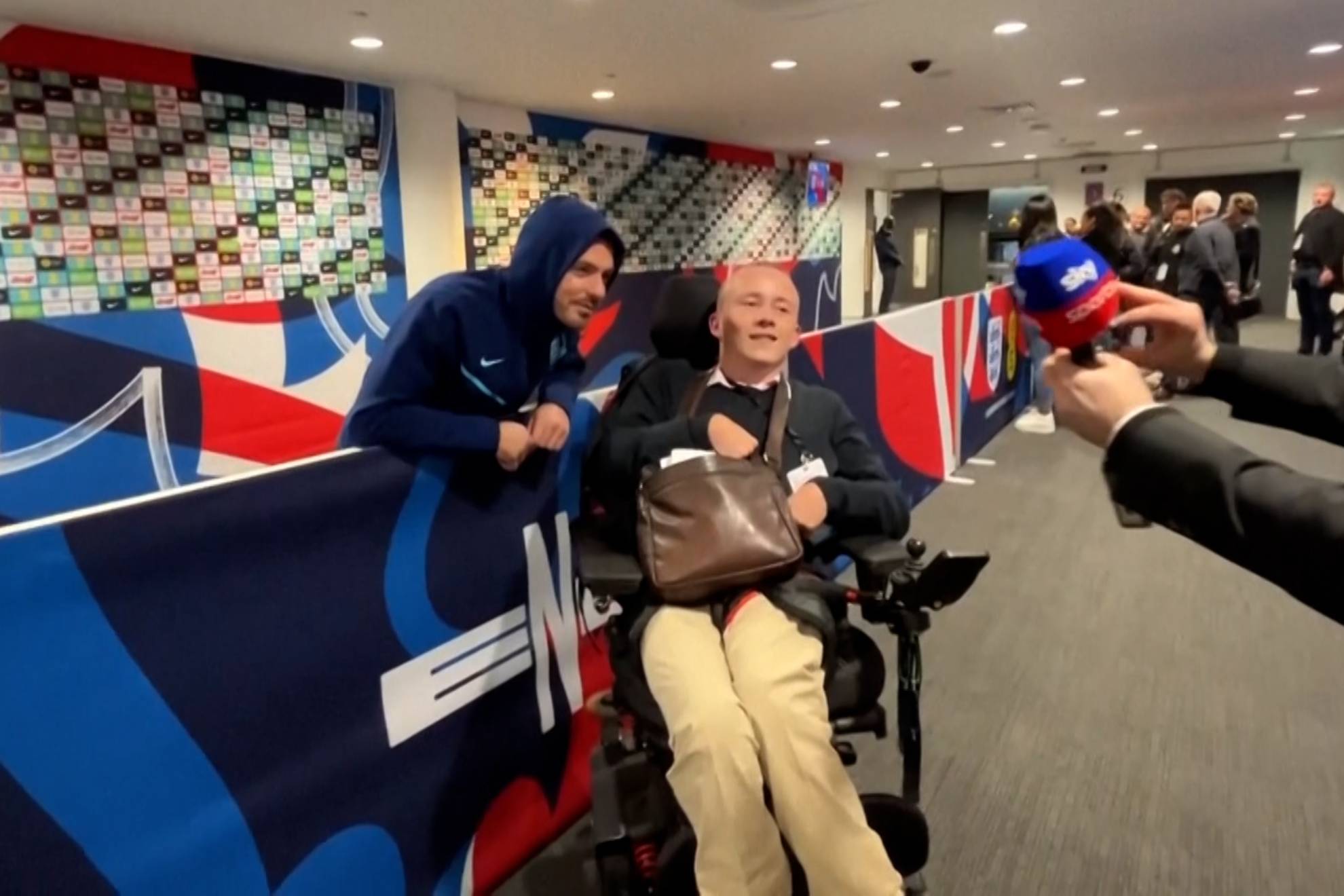 Emotivo encuentro de Grealish con un aficionado del United en silla de ruedas