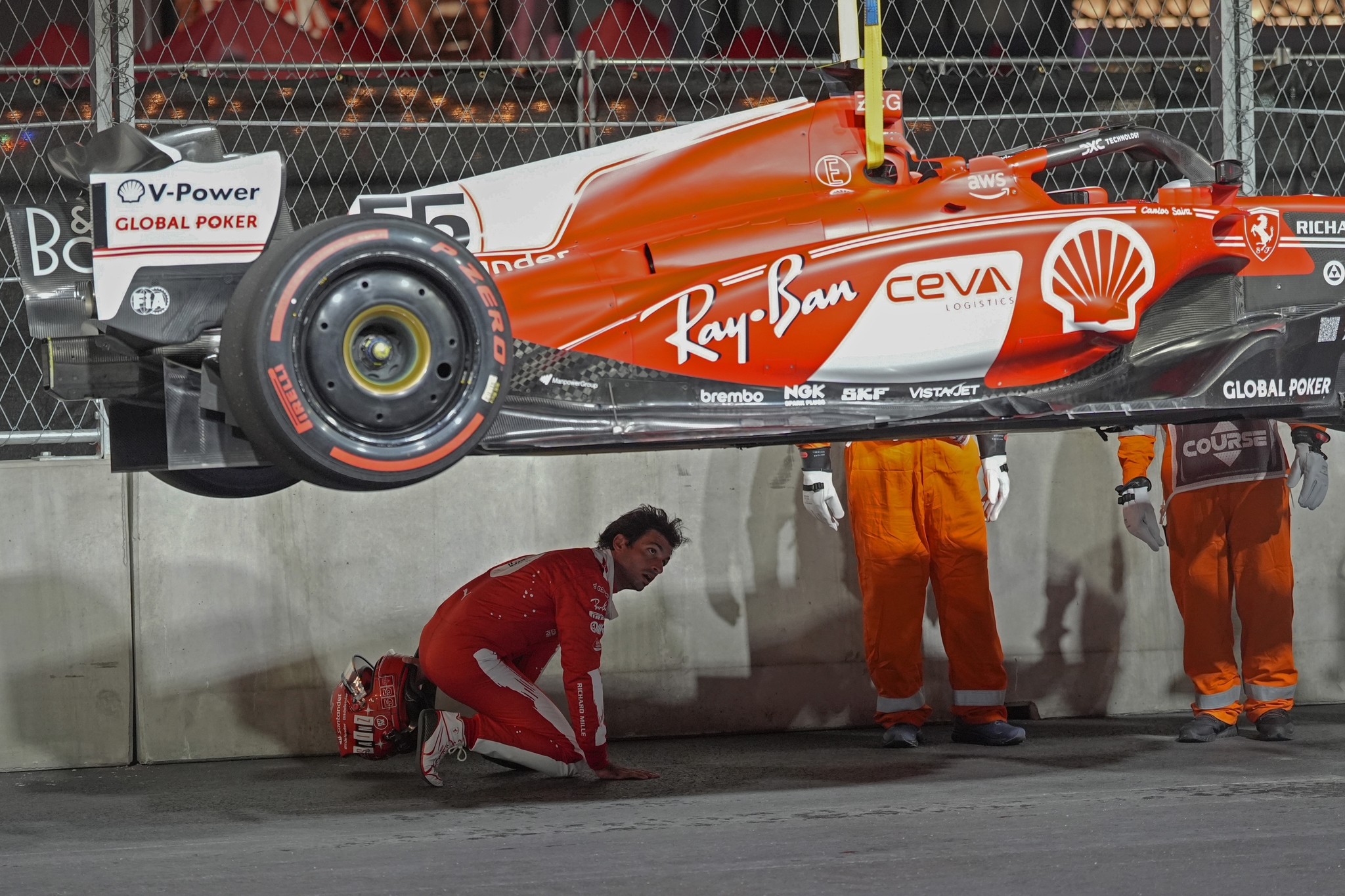Carlos Sainz comprobando los da