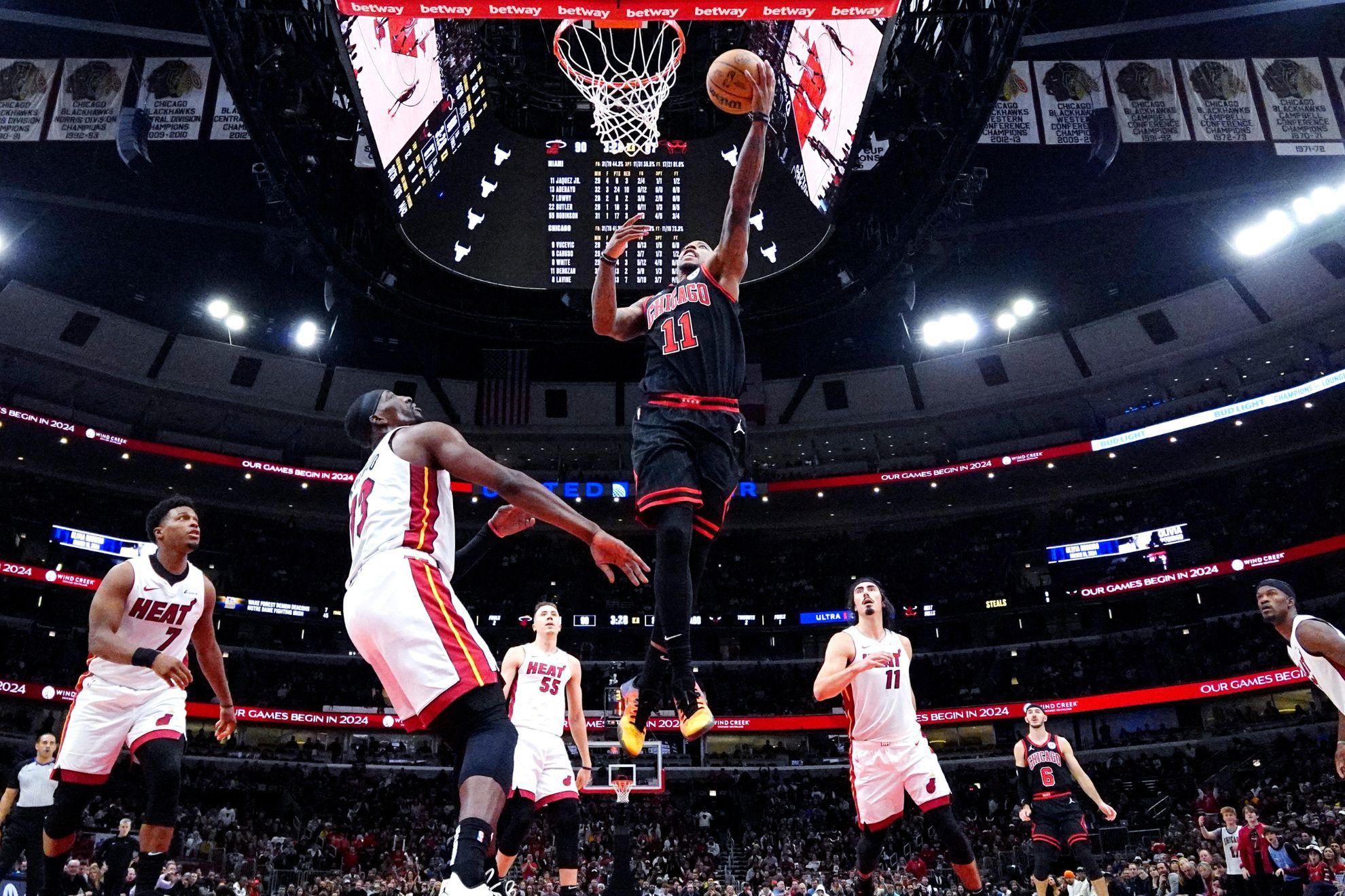 DeMar DeRozan, Bulls erase 21-point deficit to end Heat's winning streak at 7 games