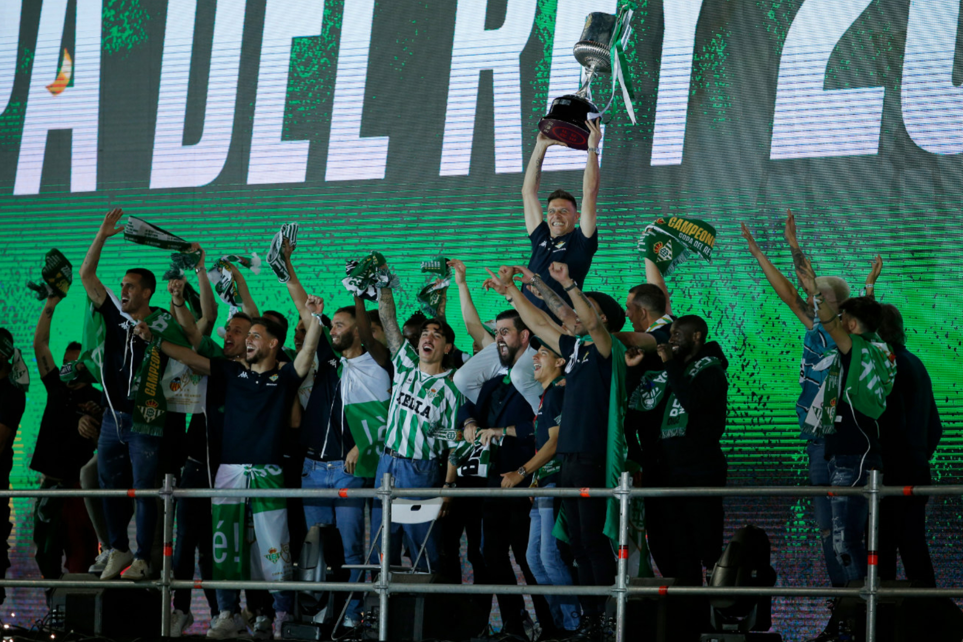Los jugadores del Betis celebran el título de Copa.