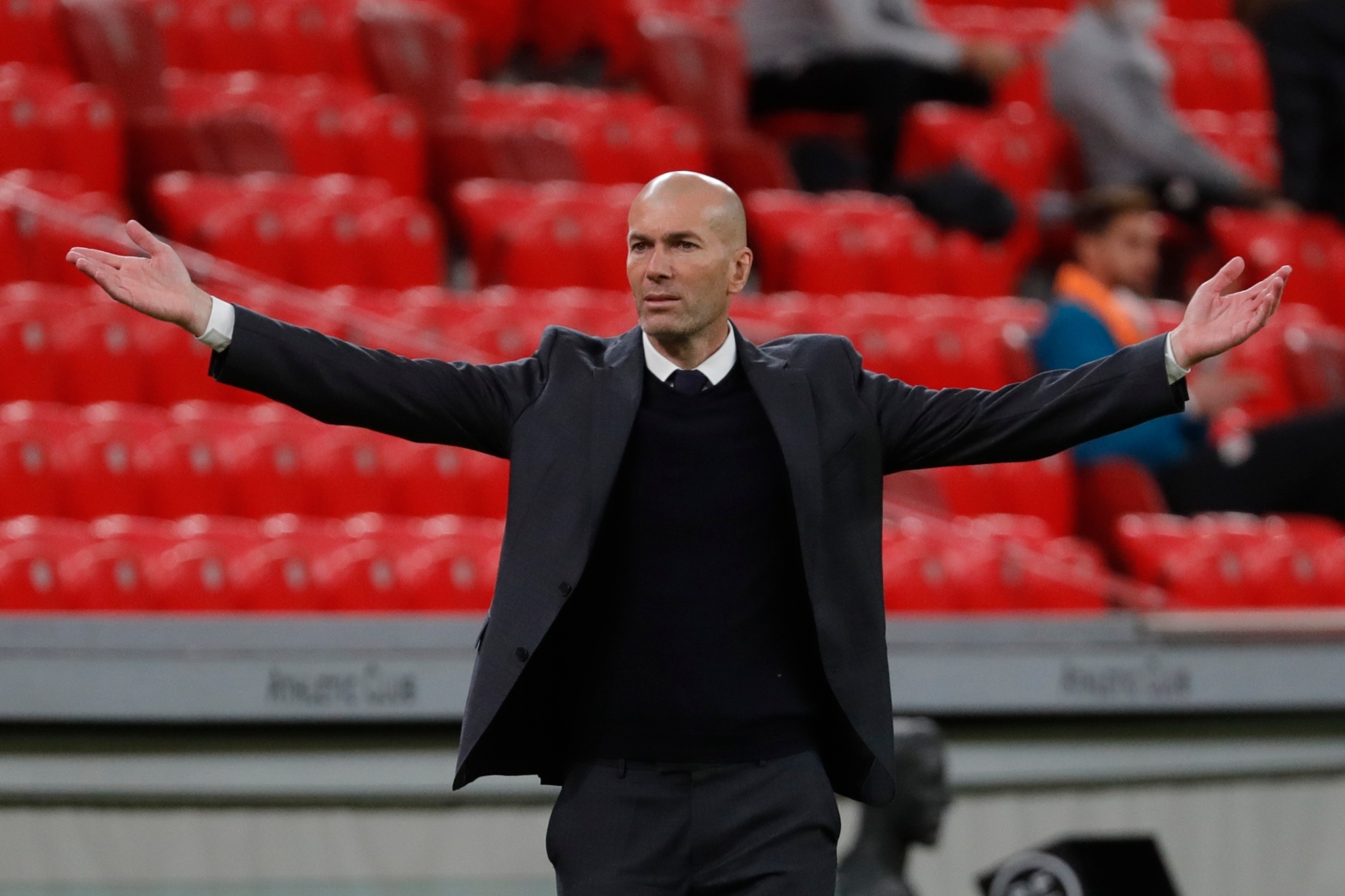Zidane protesta durante un partido con el Real Madrid.