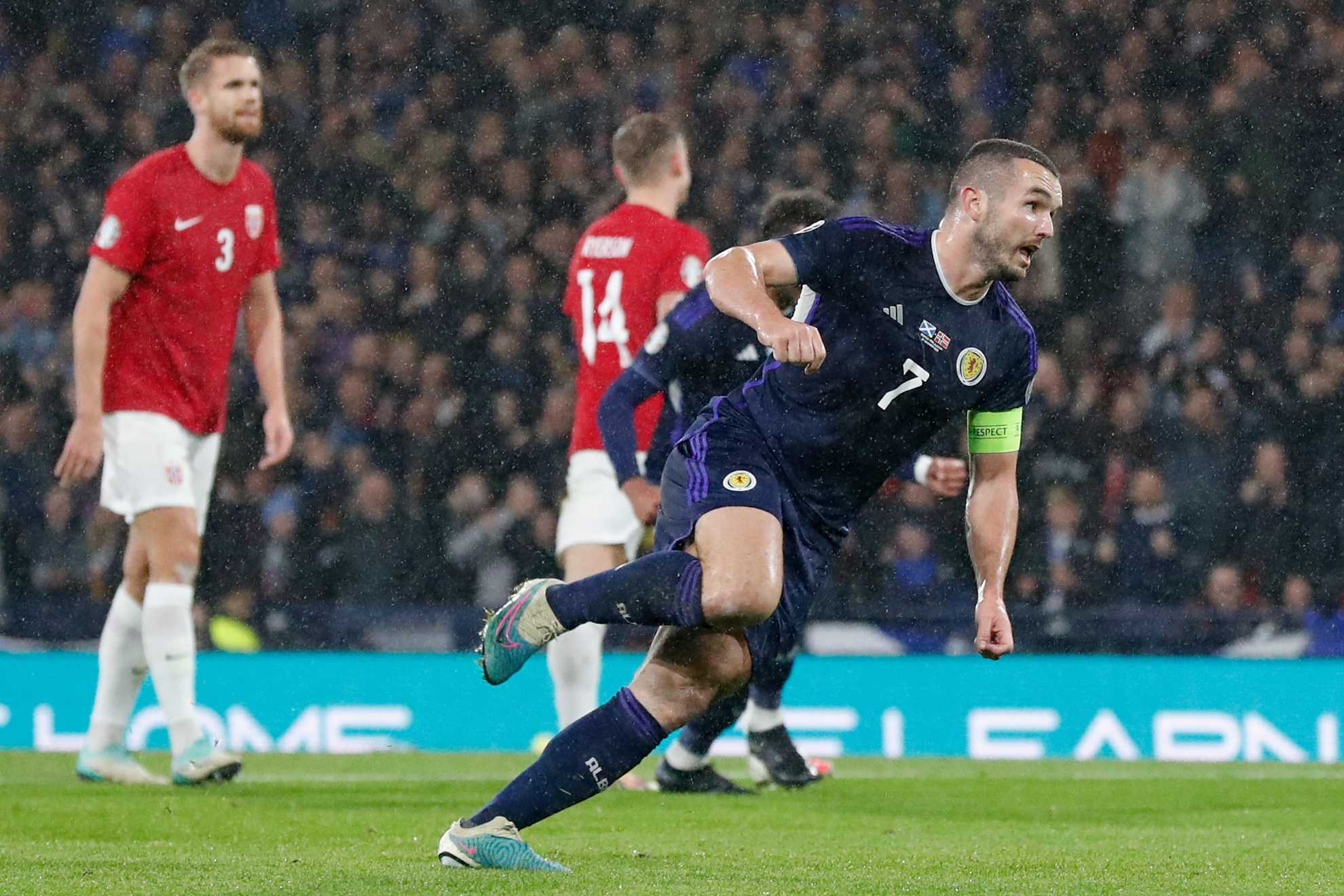 McGinn celebra su gol de penalti a Noruega