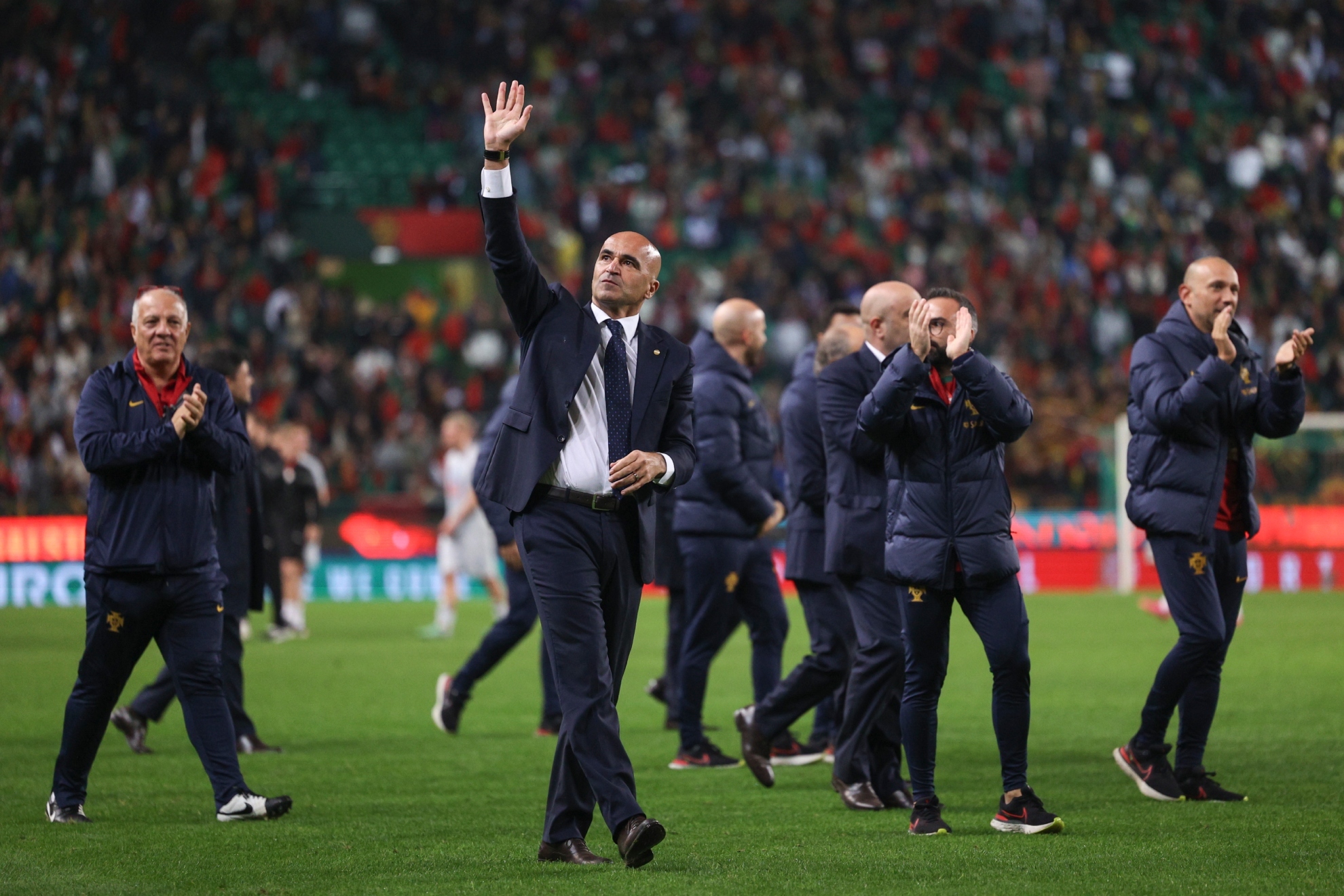 Roberto Mart�nez aplaude a los aficionados tras la victoria ante Islandia.