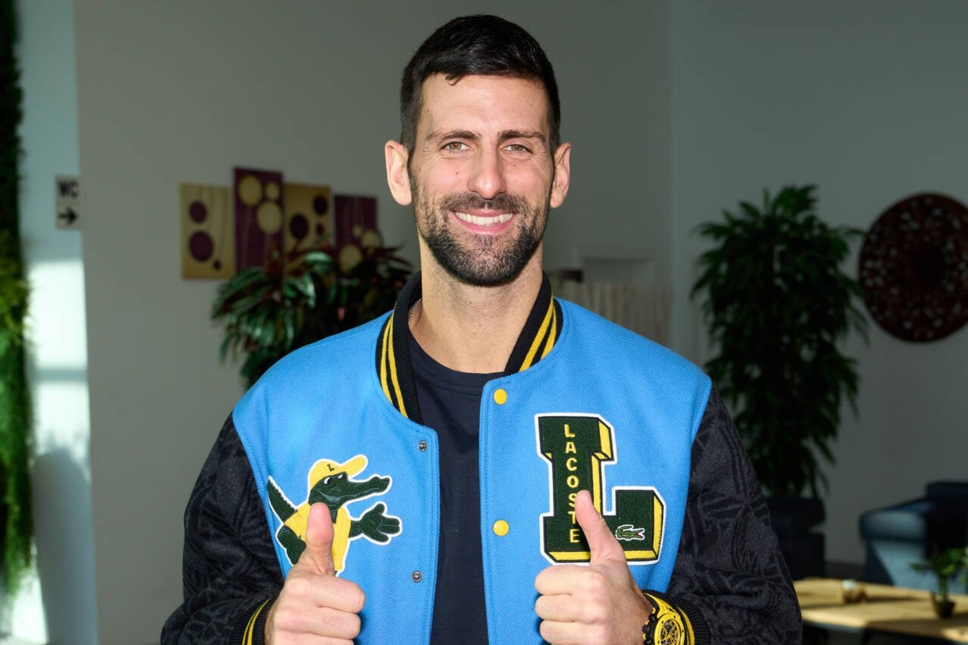Djokovic saluda a su llegada a Málaga