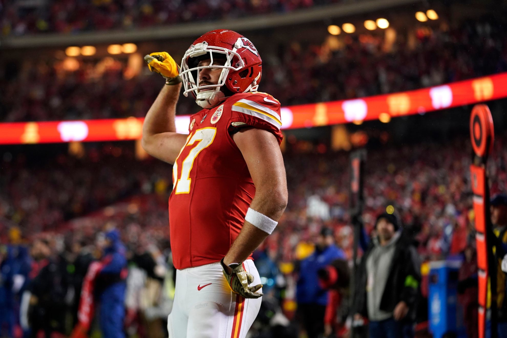 Travis Kelce breaks out new celebration and doesn't forget about Taylor Swift
