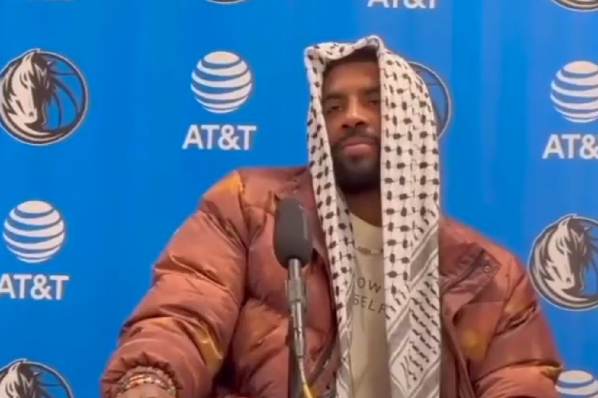 Kyrie Irving, luciendo un pauelo palestino durante una rueda de prensa.