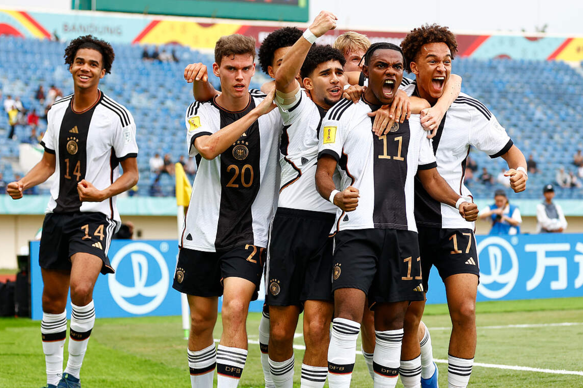 Los jugadores de la selección alemana sub 17 celebran un gol ante Estados Unidos.