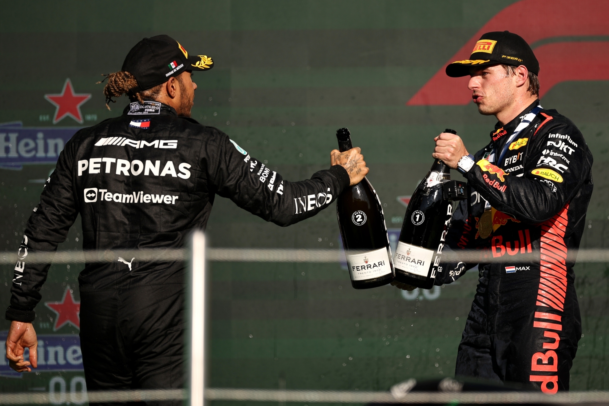 Hamilton brinda con Verstappen.
