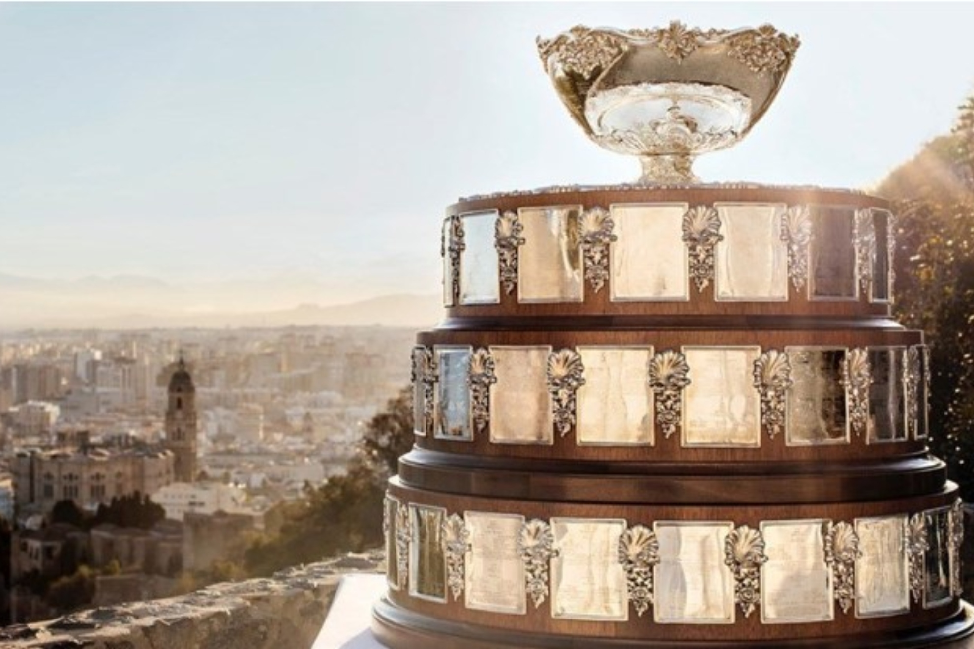 El trofeo de la Copa Davis, con Málaga de fondo