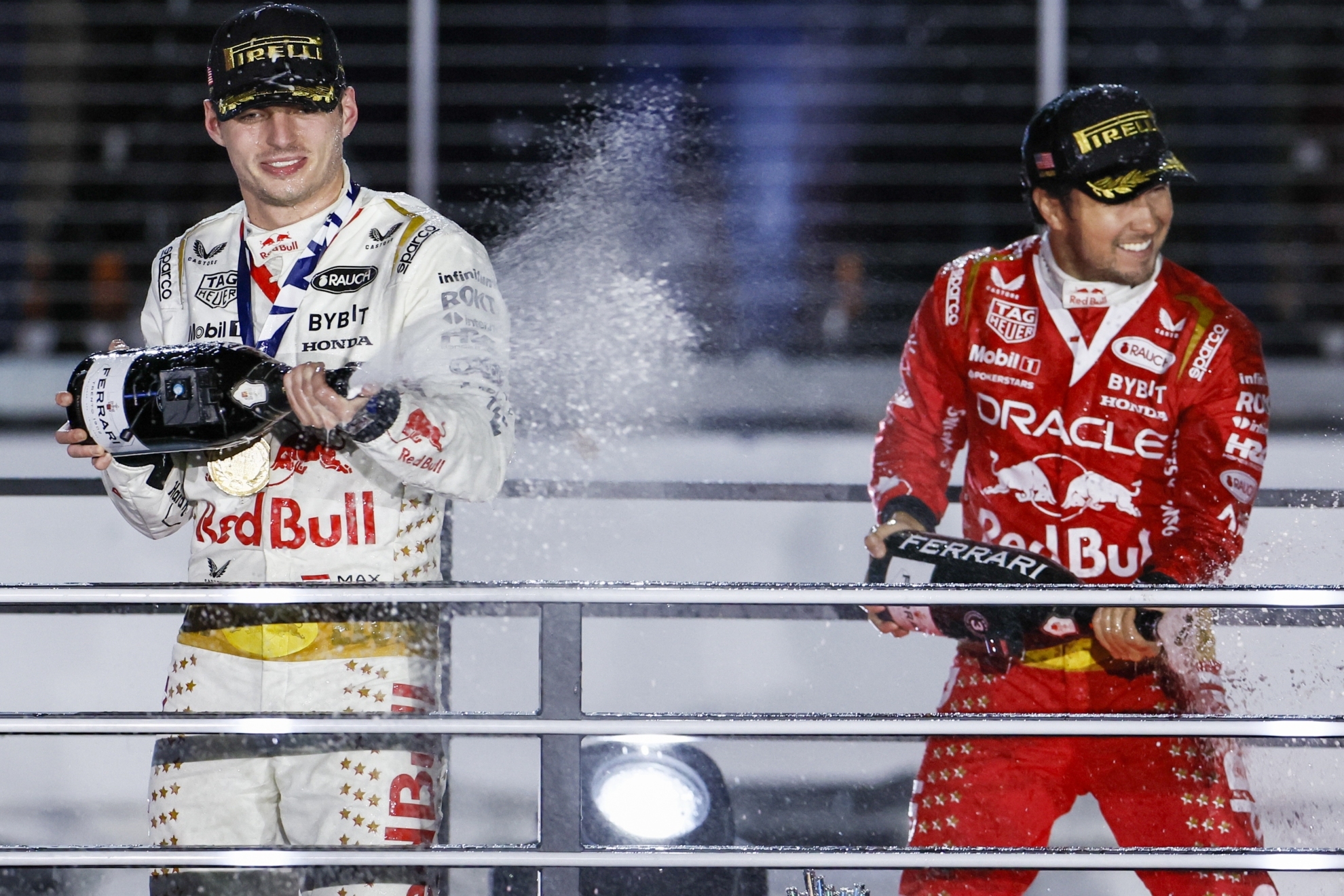 Checo, junto a Verstappen, en el podio del penltimo gran premio de 2023.