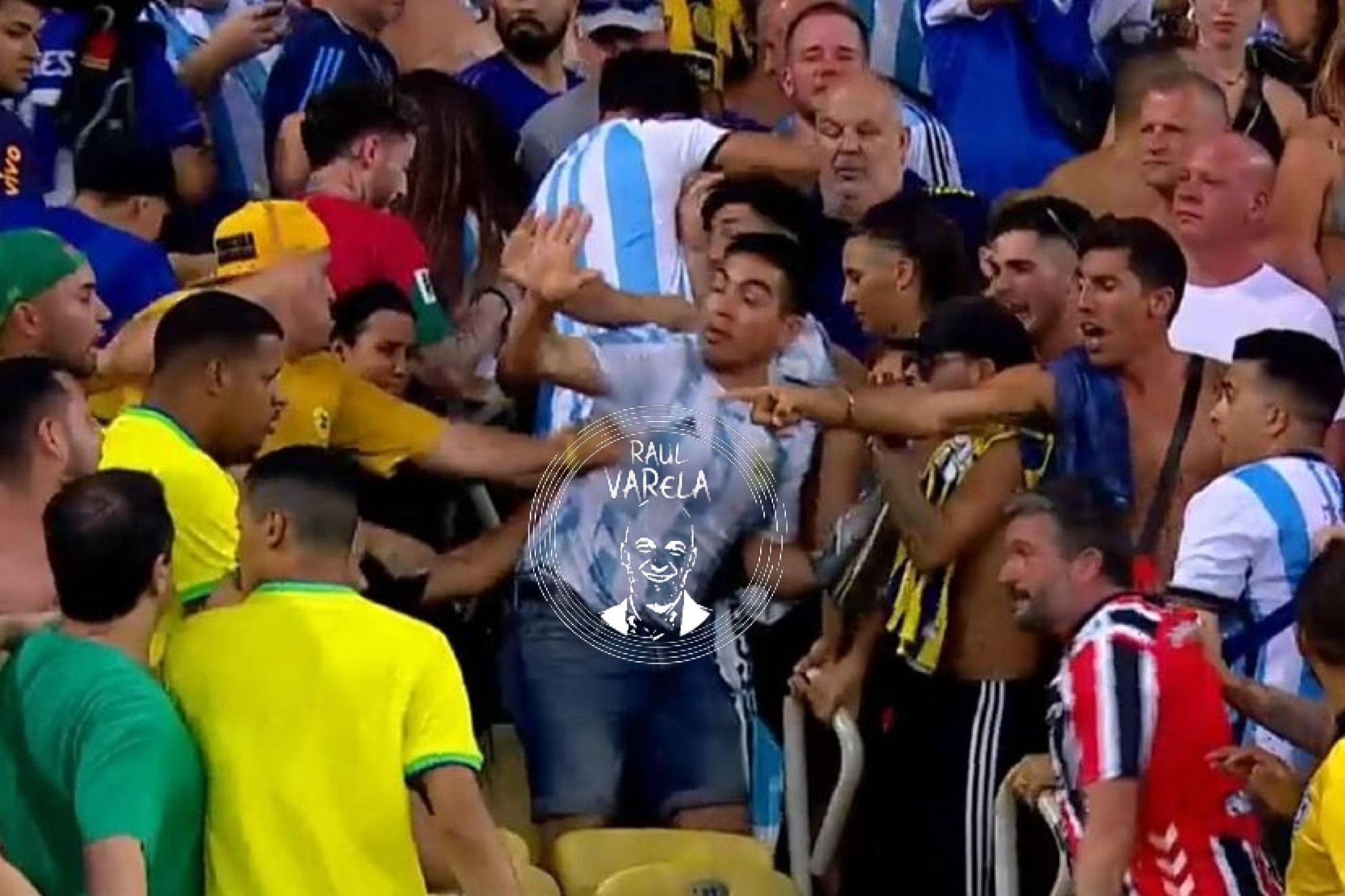 La policía brasileña carga contra los aficionados de Argentina.
