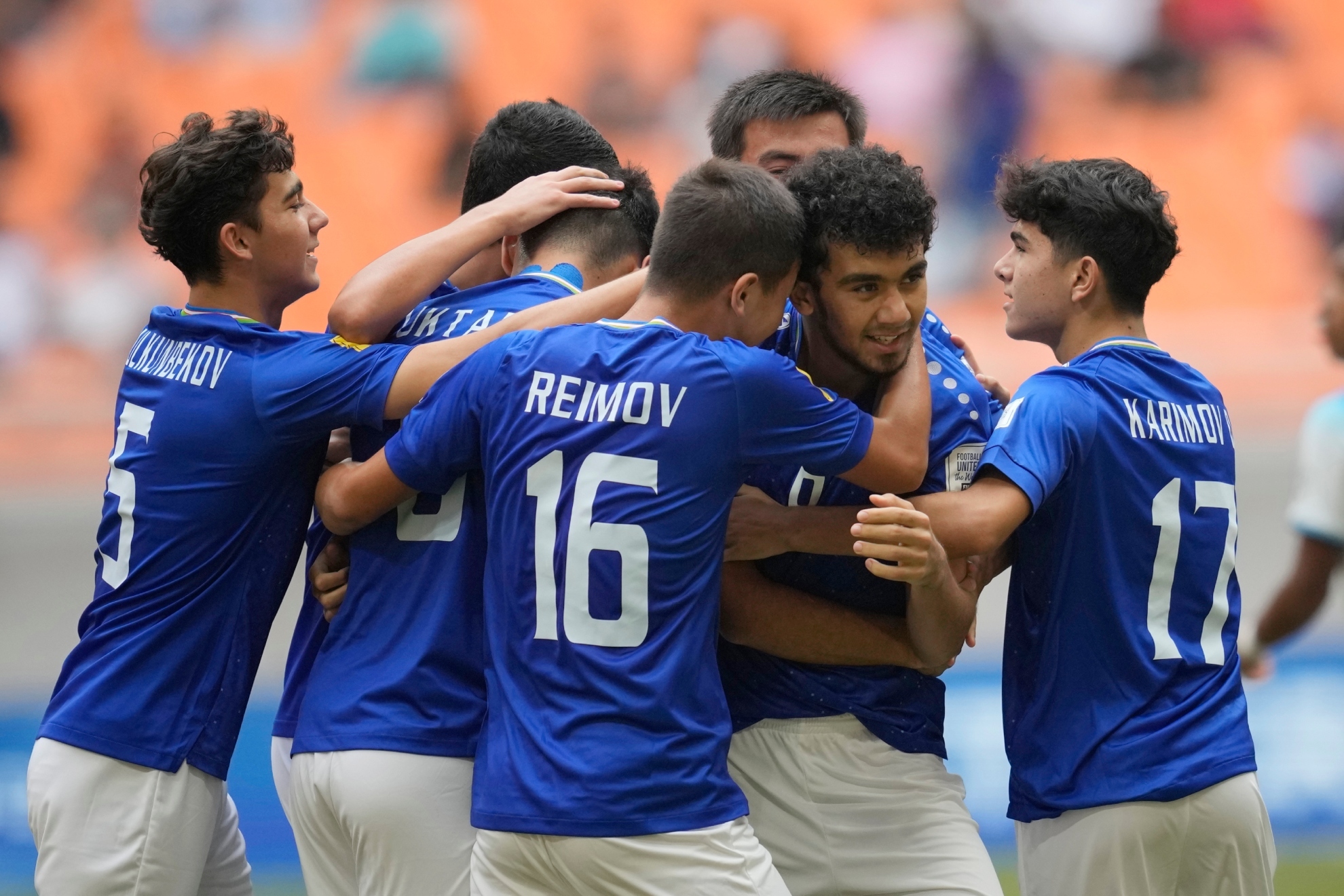 Los jugadores de Uzbekistán celebran el gol de la victoria ante Inglaterra.