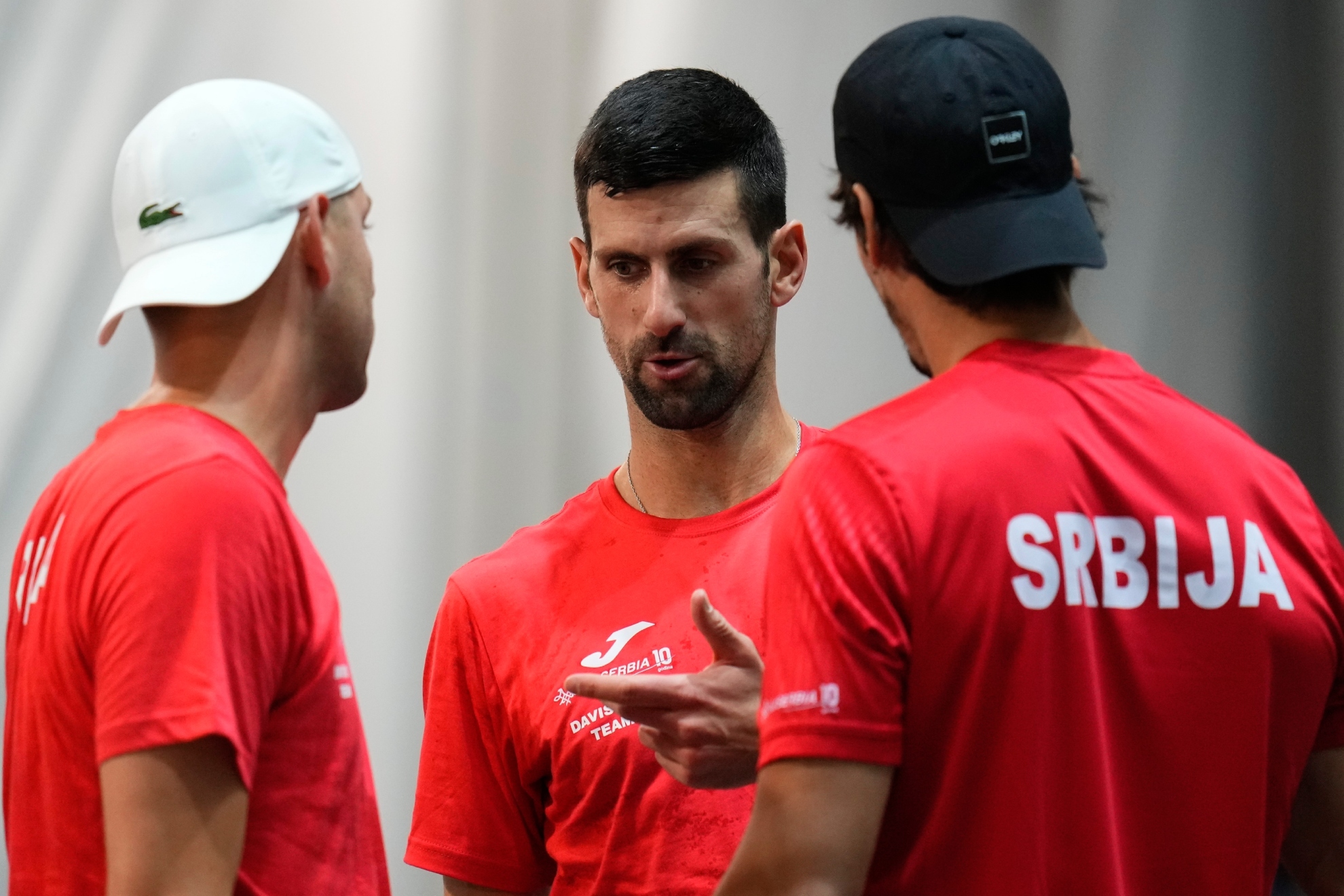 Djokovic habla con algunos de los miembros de su equipo