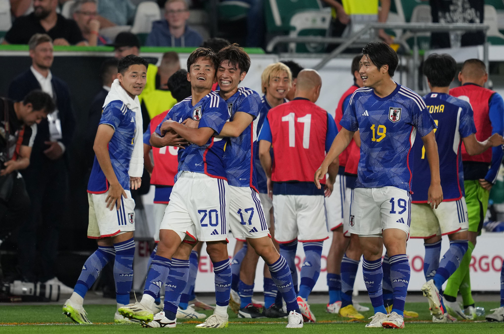 Los jugadores de Japón, con Kubo, celebran uno de sus goles.
