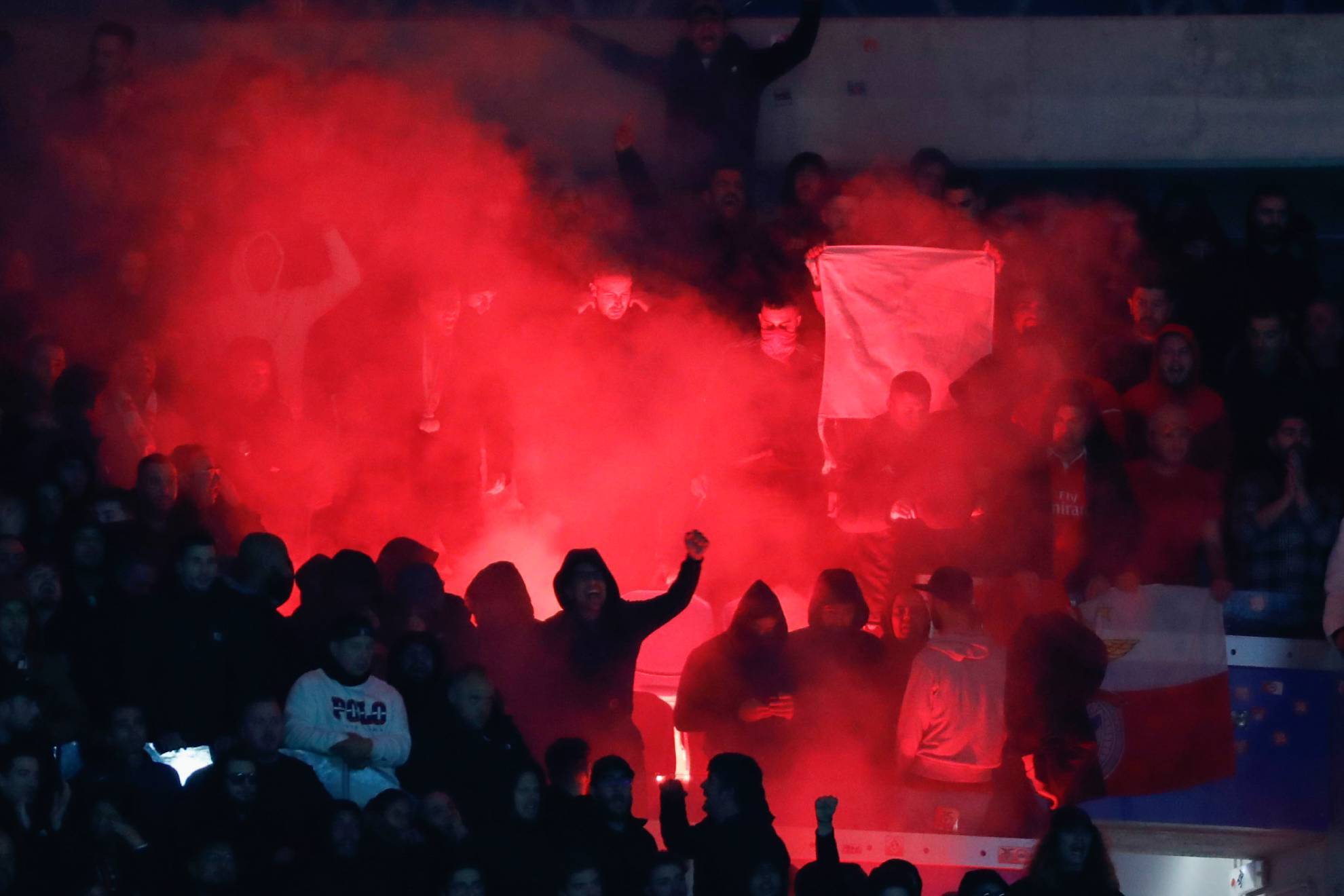 Los aficionados del Benfica, encienden una bengala en Anoeta. EFE