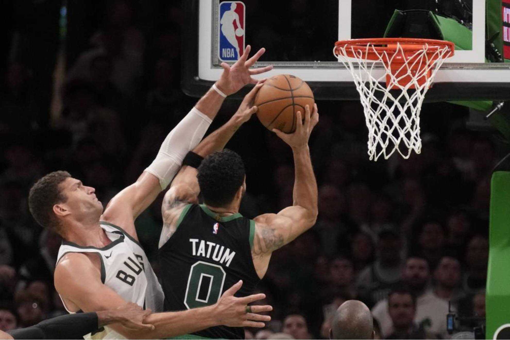 Tatum se dispone a anotar ante Lopez en el partido entre Celtics y Bucks.