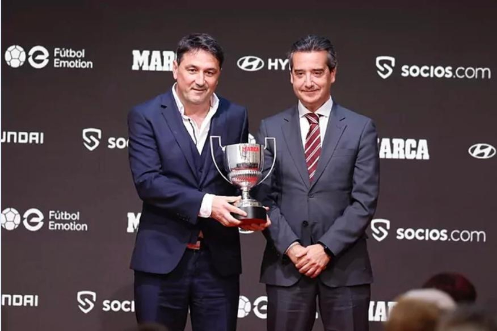 Braulio Vázquez (Director deportivo de Osasuna) recibe el premio en nombre de Raúl García.