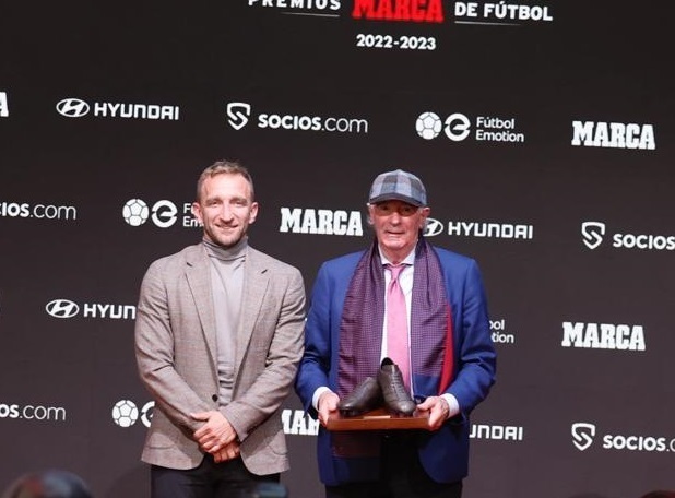 Iribar, junto a Diego Rivas (AFE), con el premio que recogió en nombre de Unai Simón.