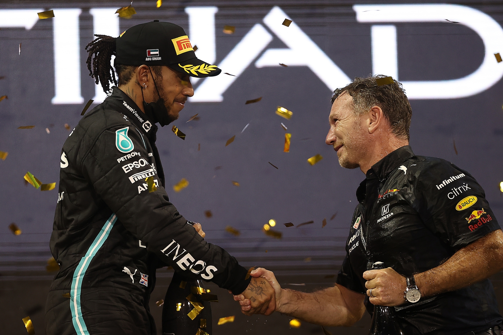 Hamilton estrecha la mano de Horner en Abu Dhabi en 2021.