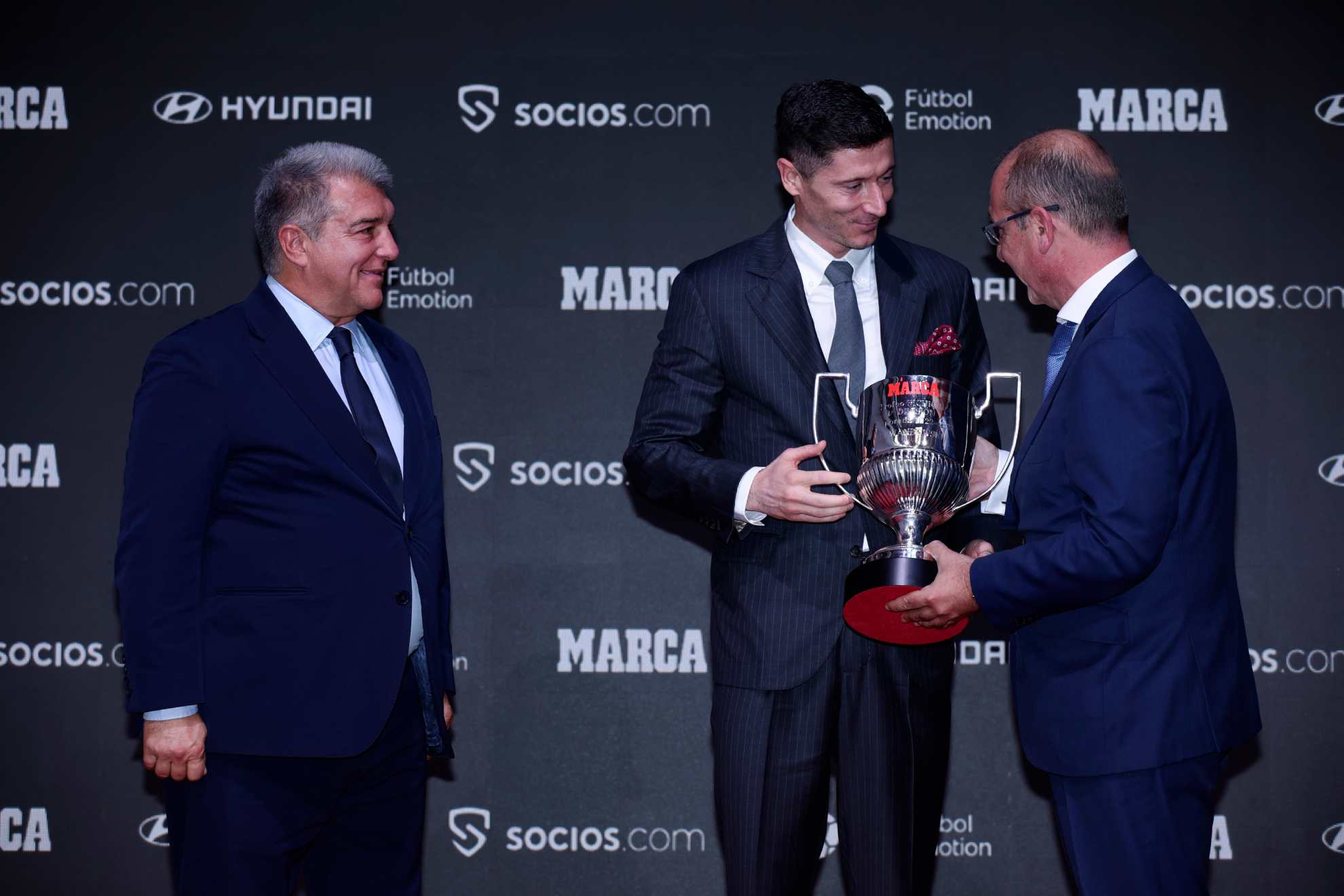 Robert Lewandowski recibe el Trofeo Pichichi de la mano de Juan Ignacio Gallardo, director de MARCA