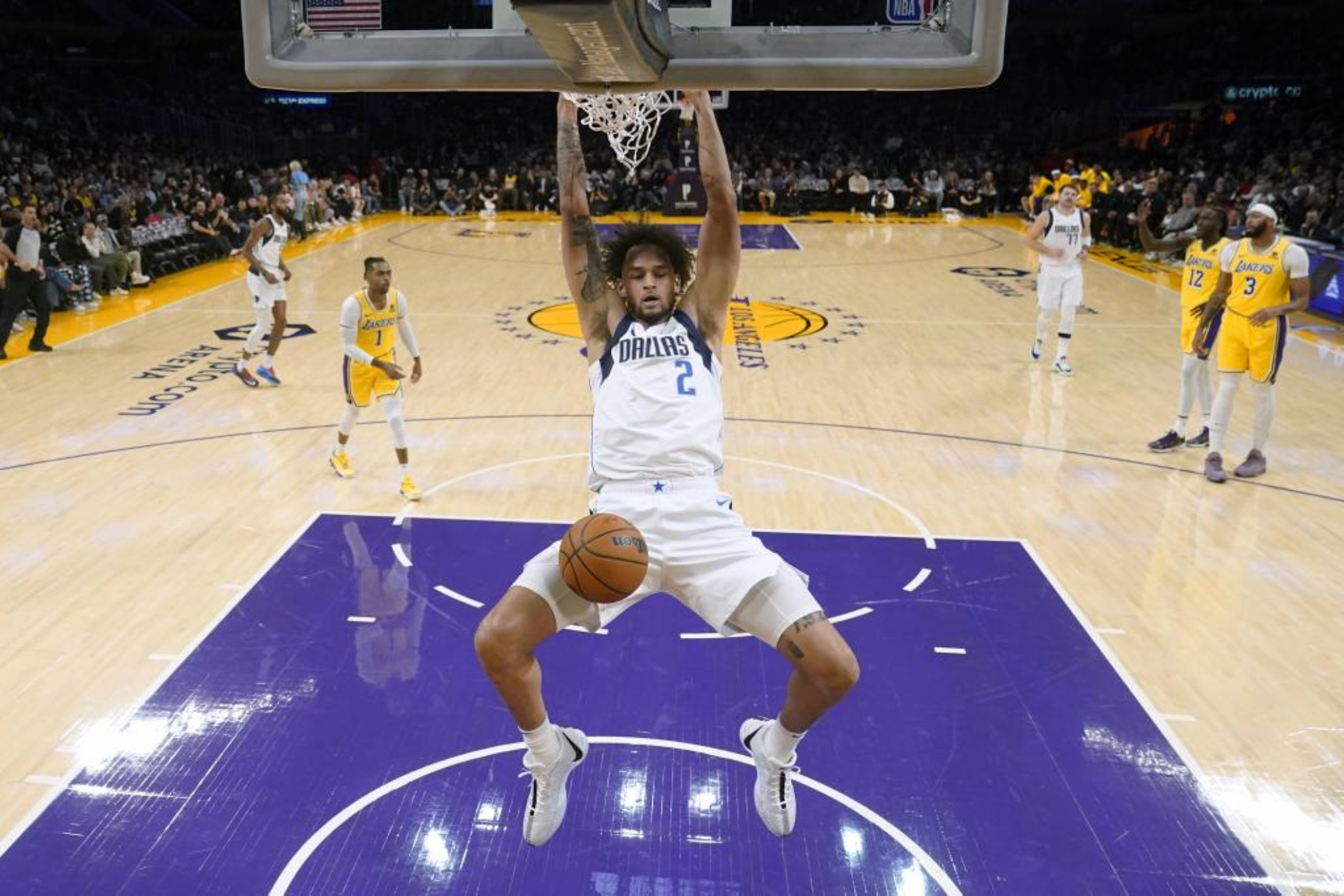 Dereck Lively II hace un mate durante un partido de los Mavericks ante los Lakers.