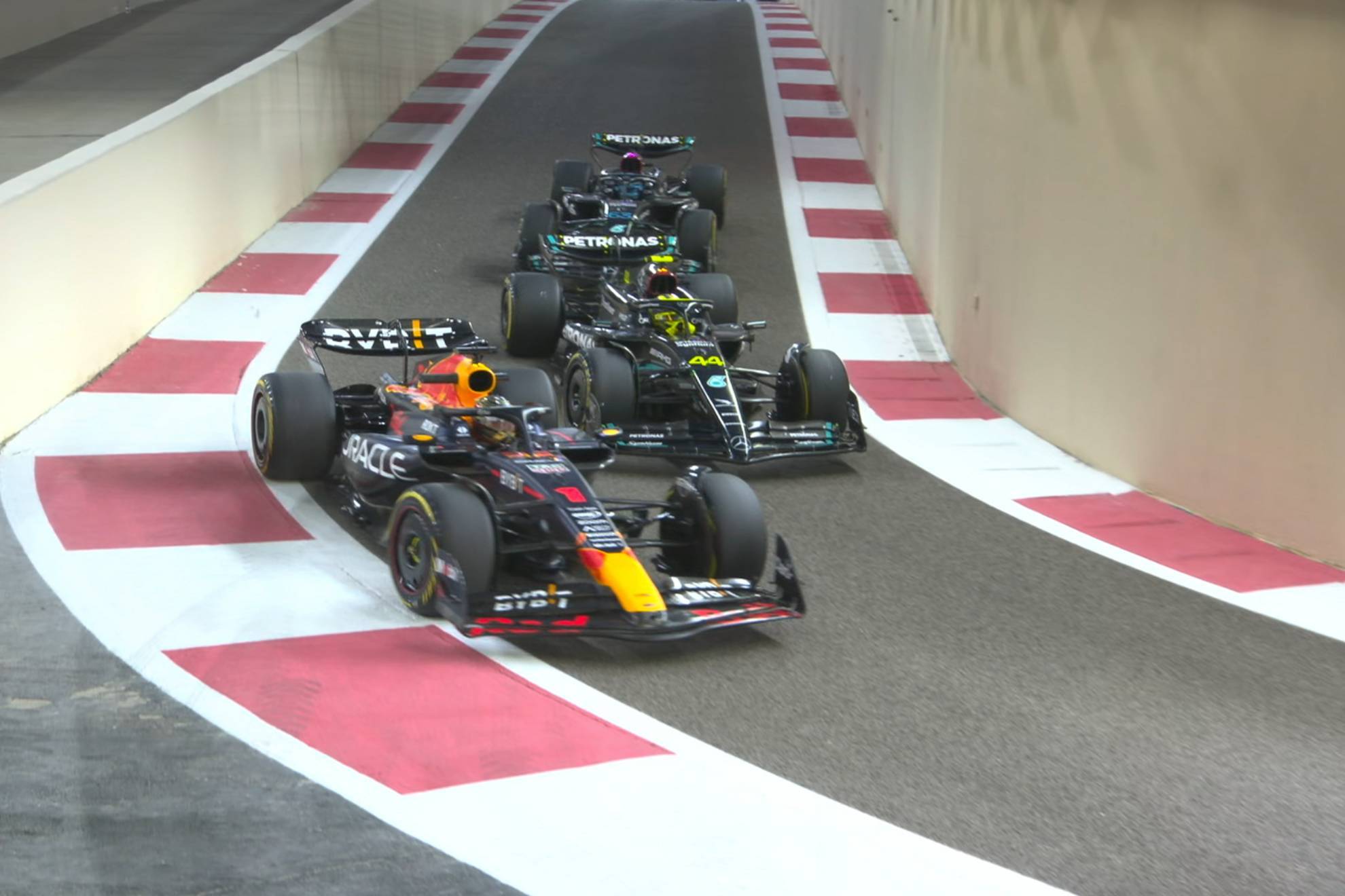Verstappen, pasando a los dos Mercedes dentro del túnel de Yas Marina.