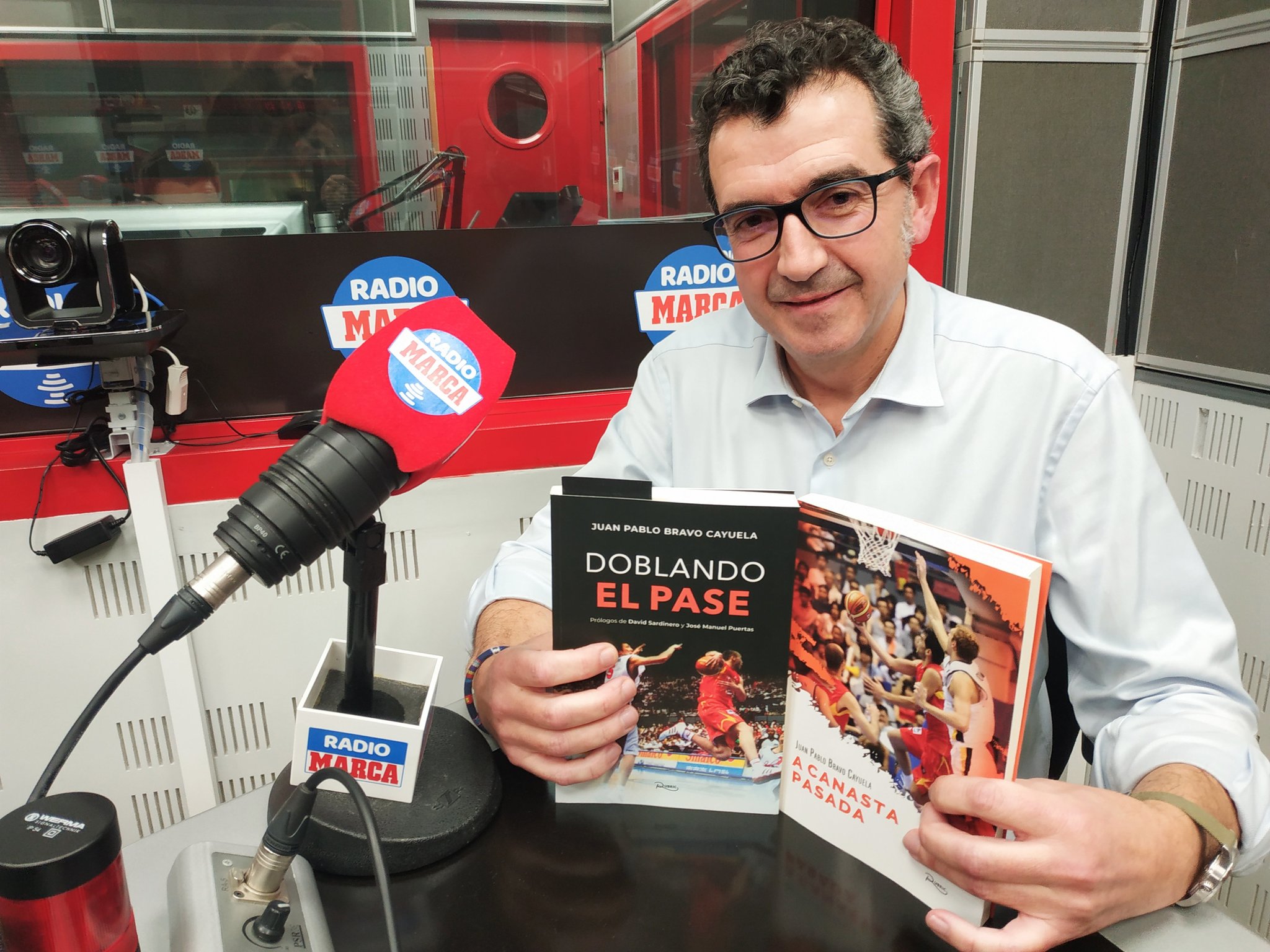 Juan Pablo Bravo en los estudios de Radio Marca/Foto:@ladeporteca
