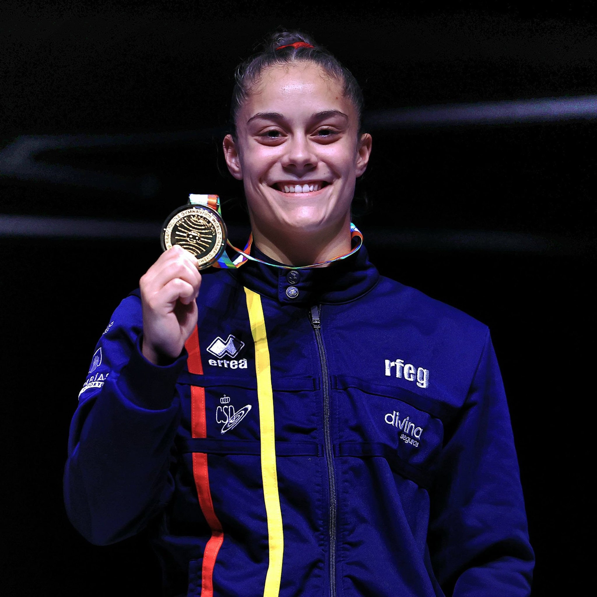 Melania Rodríguez con su medalla de campeona del mundo en doble mini-tramp/Foto: RFEG