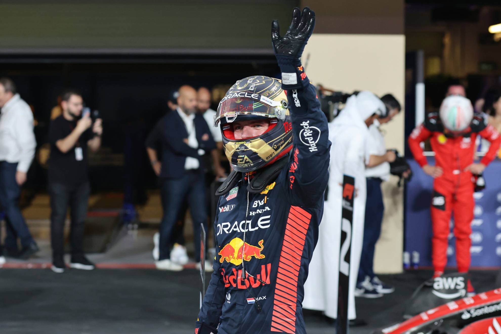 Verstappen celebra la pole en Abu Dabi, el cierre la de la temporada 20'23 de F1