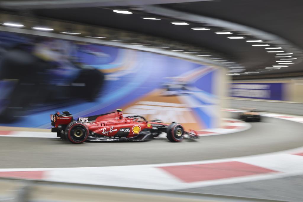 Carlos Sainz rodando por el tnel de salida del pit-lane.