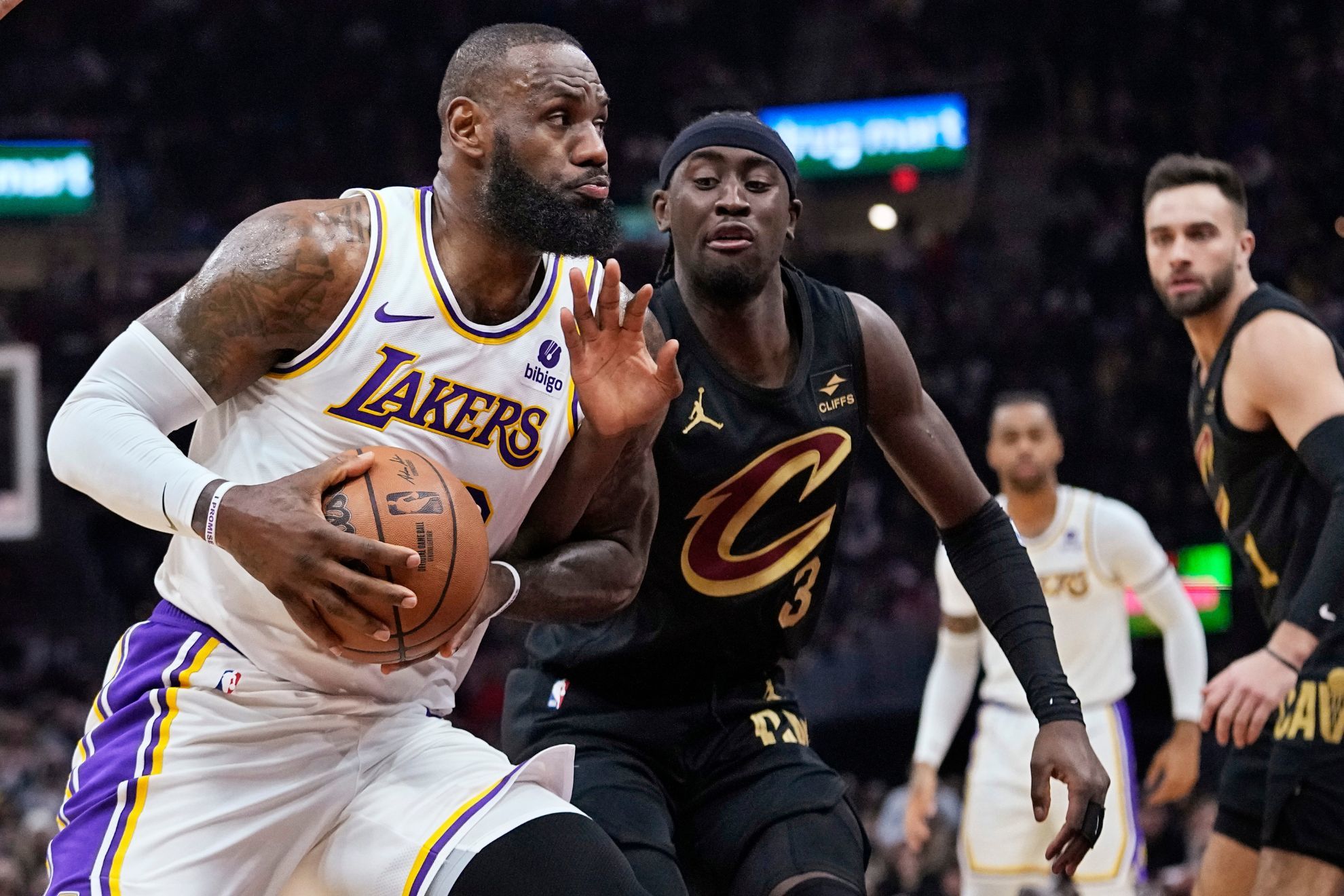 LeBron James leads Lakers to win over Cavaliers as Anthony Davis scores season-high
