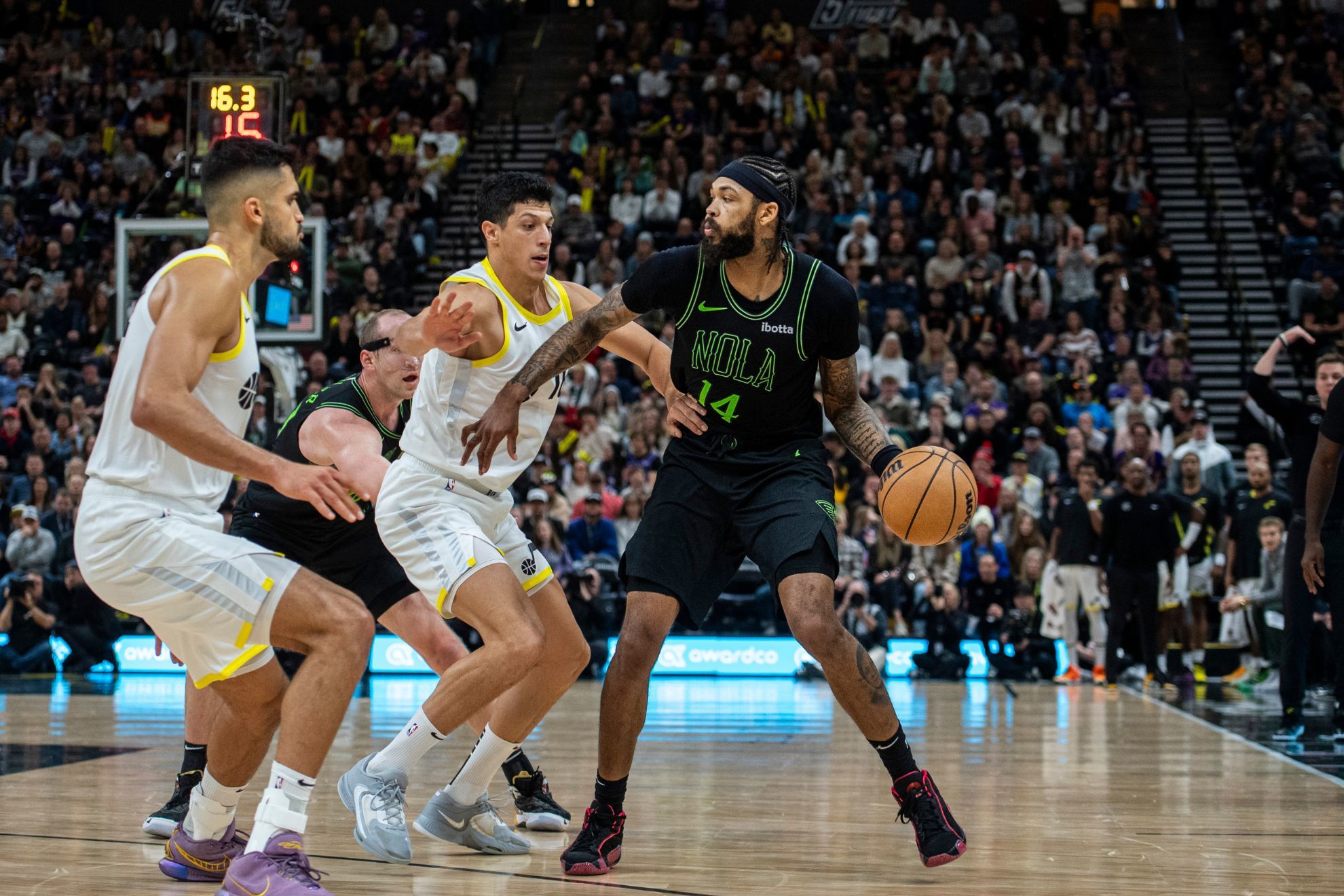 Jazz hold off Zion-less Pelicans with big fourth quarter rally for five-point win