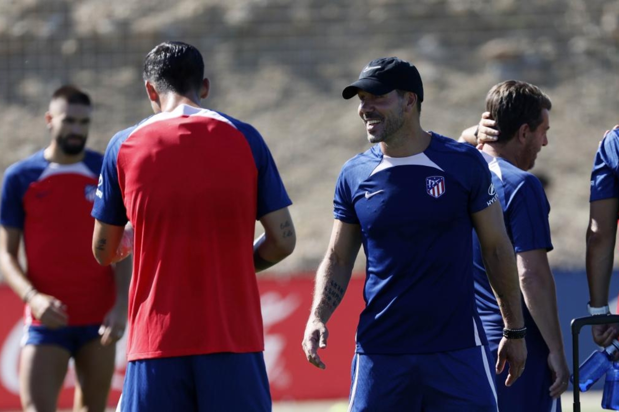 Simeone habla con Molina en un entrenamiento.