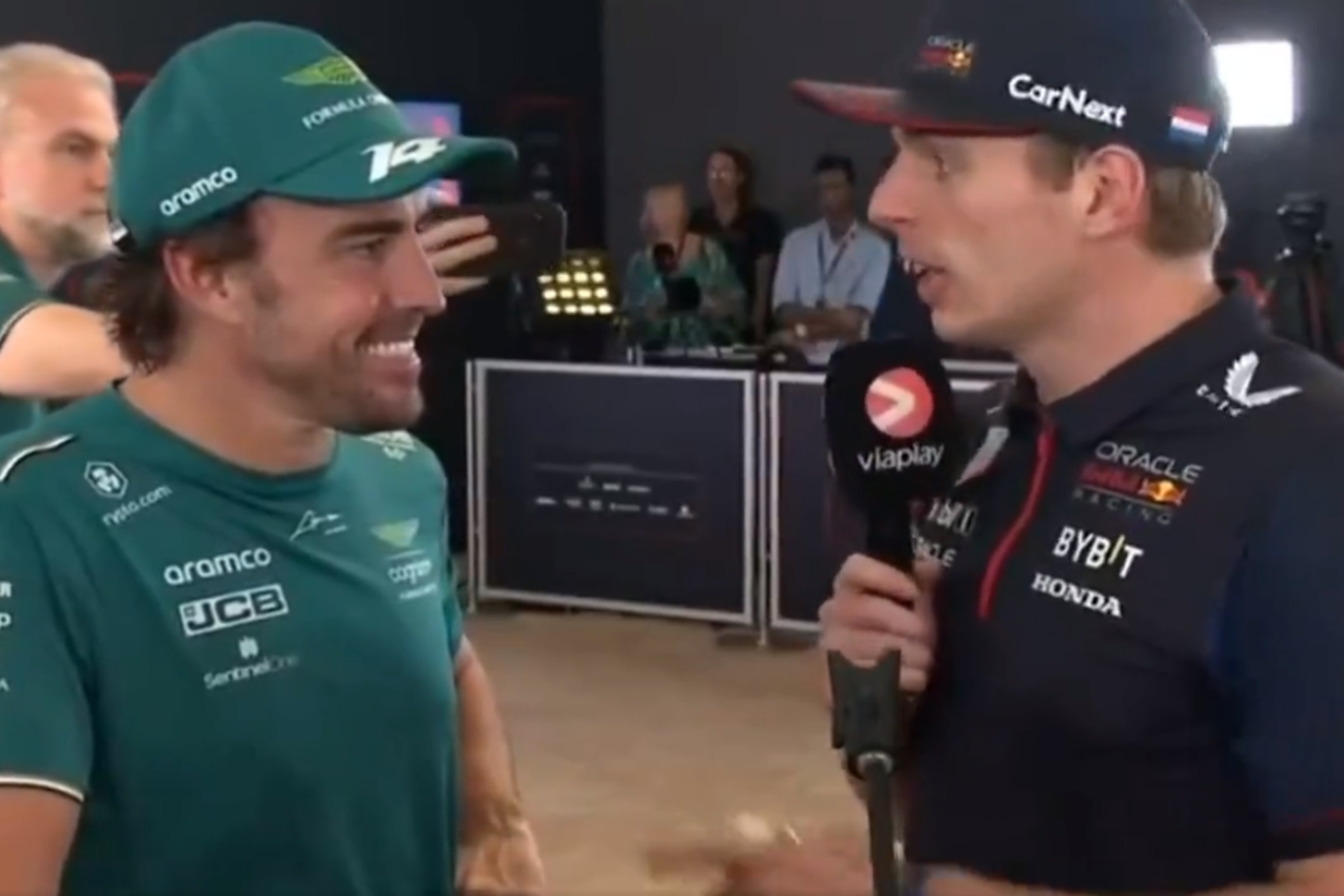 Max Verstappen ejerciendo de entrevistador con Fernando Alonso