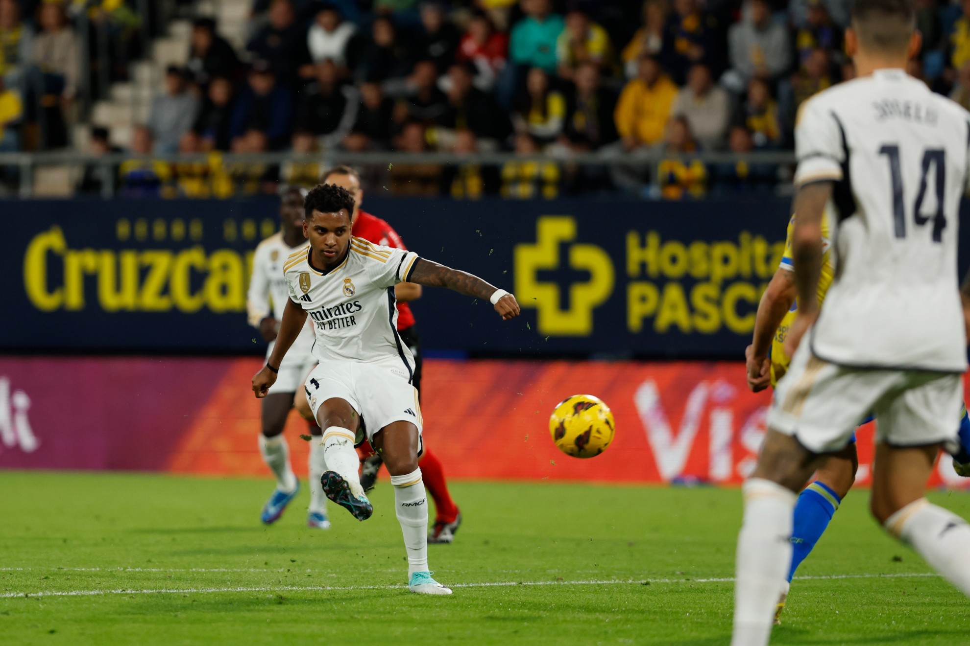 Rodrygo golpea con la diestra para hacer el 0-1 del Madrid en Cádiz