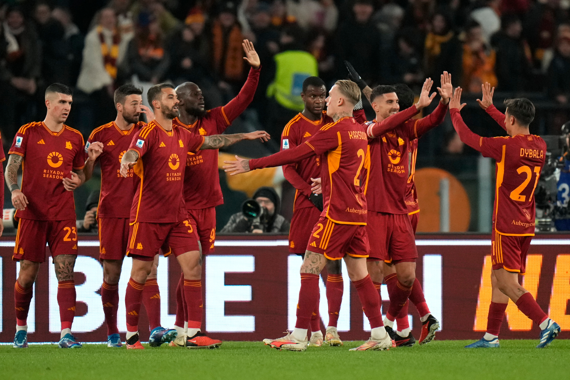 Los jugadores de la Roma celebran el 1-0.