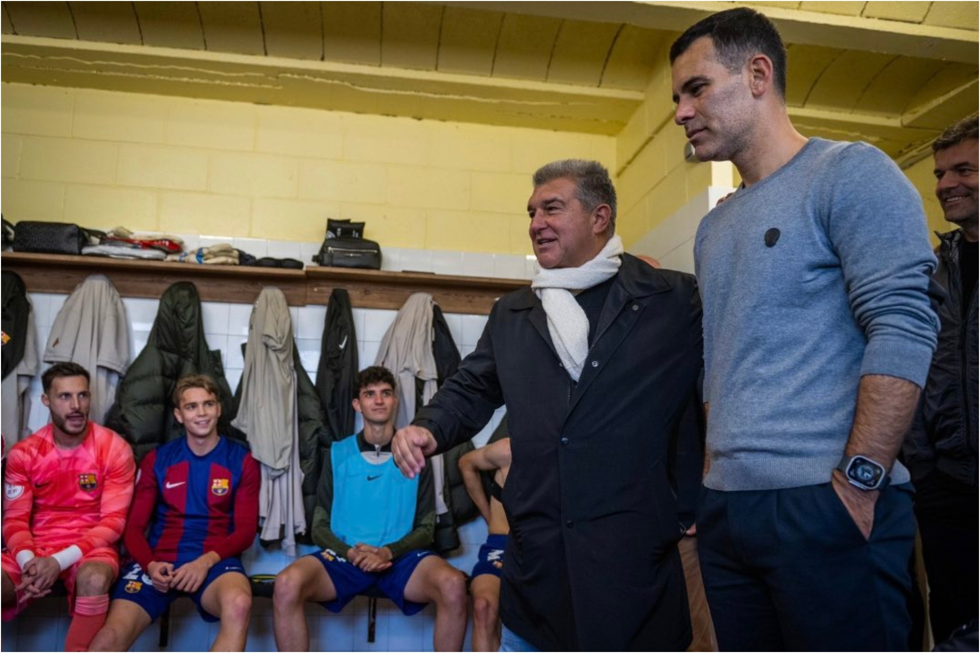Laporta y Márquez en el vestuario con los jugadores del Barça B.