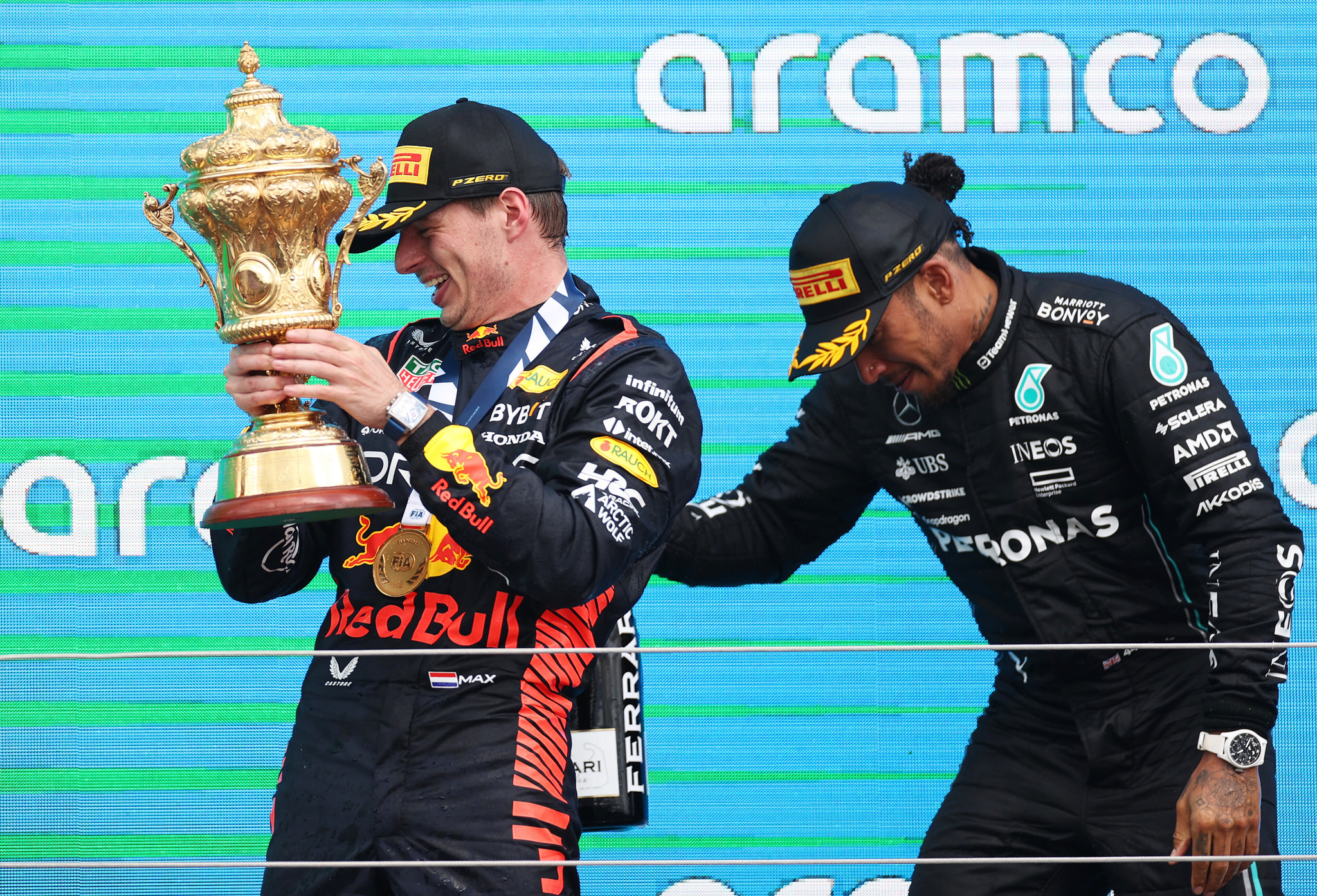 Hamilton sigue su campaña contra los Red Bull de Checo Pérez y Verstappen