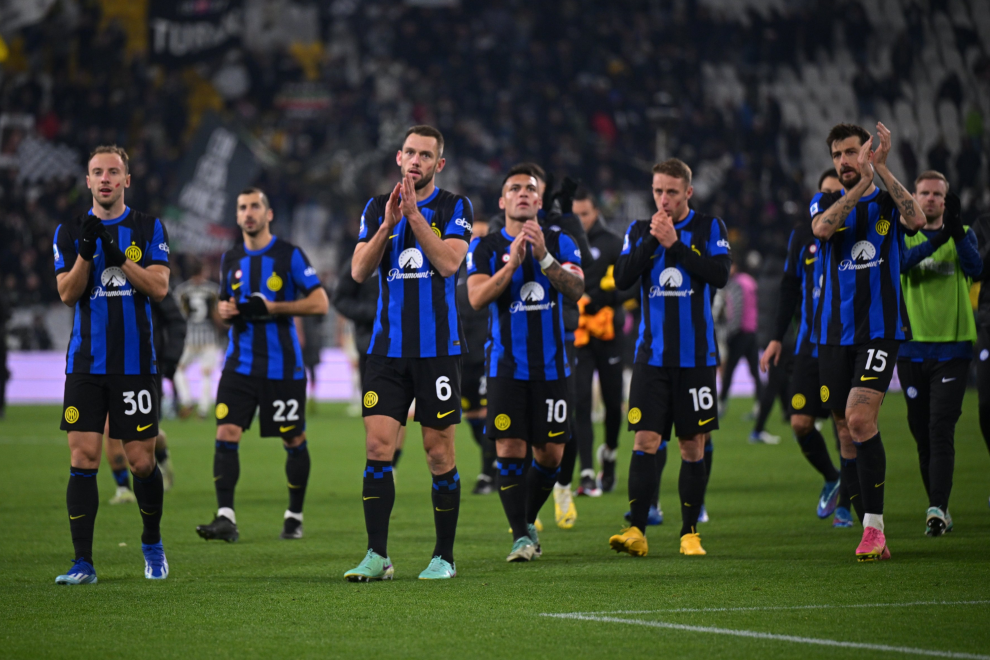 Los jugadores del Inter saludan a su afición tras el partido ante la Juventus.